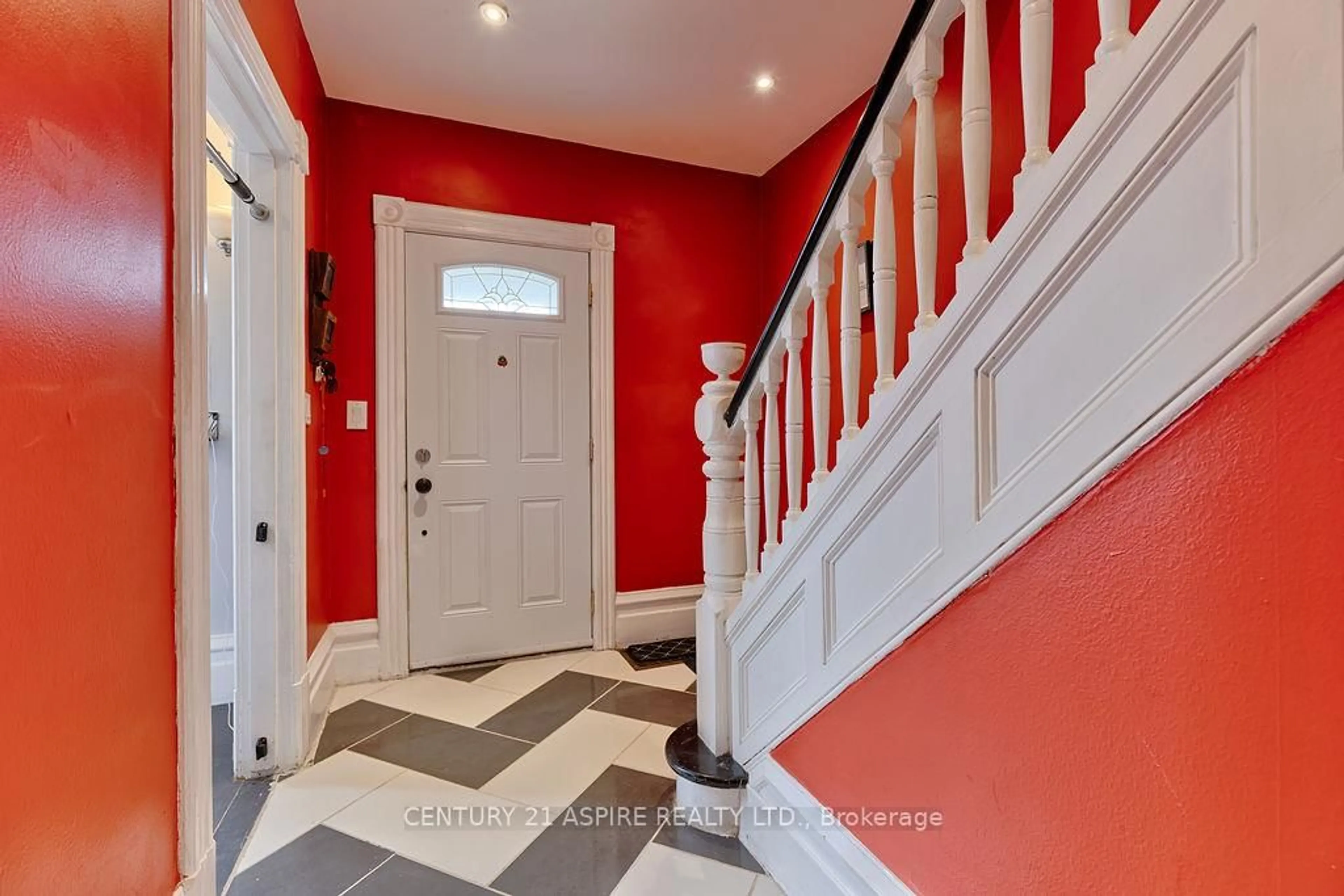 Indoor entryway for 641 Miller St, Pembroke Ontario K8A 6A3