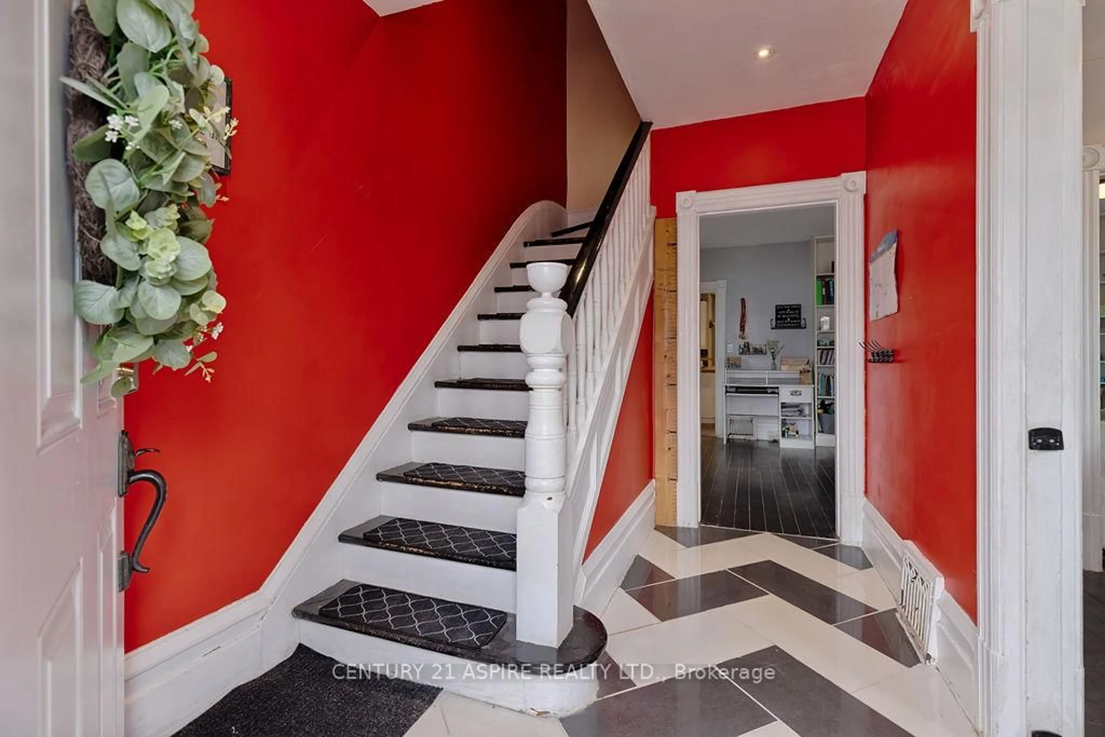 Indoor foyer for 641 Miller St, Pembroke Ontario K8A 6A3