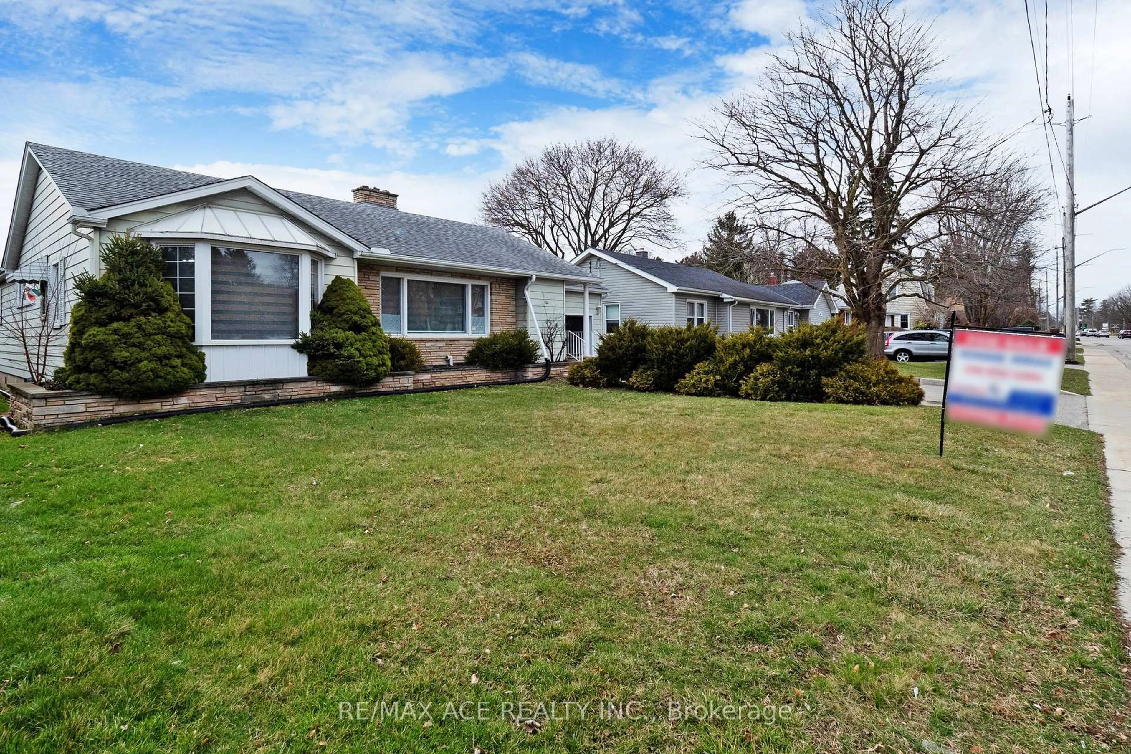 A pic from outside/outdoor area/front of a property/back of a property/a pic from drone, street for 696 Norfolk St, Norfolk Ontario N3Y 3R4