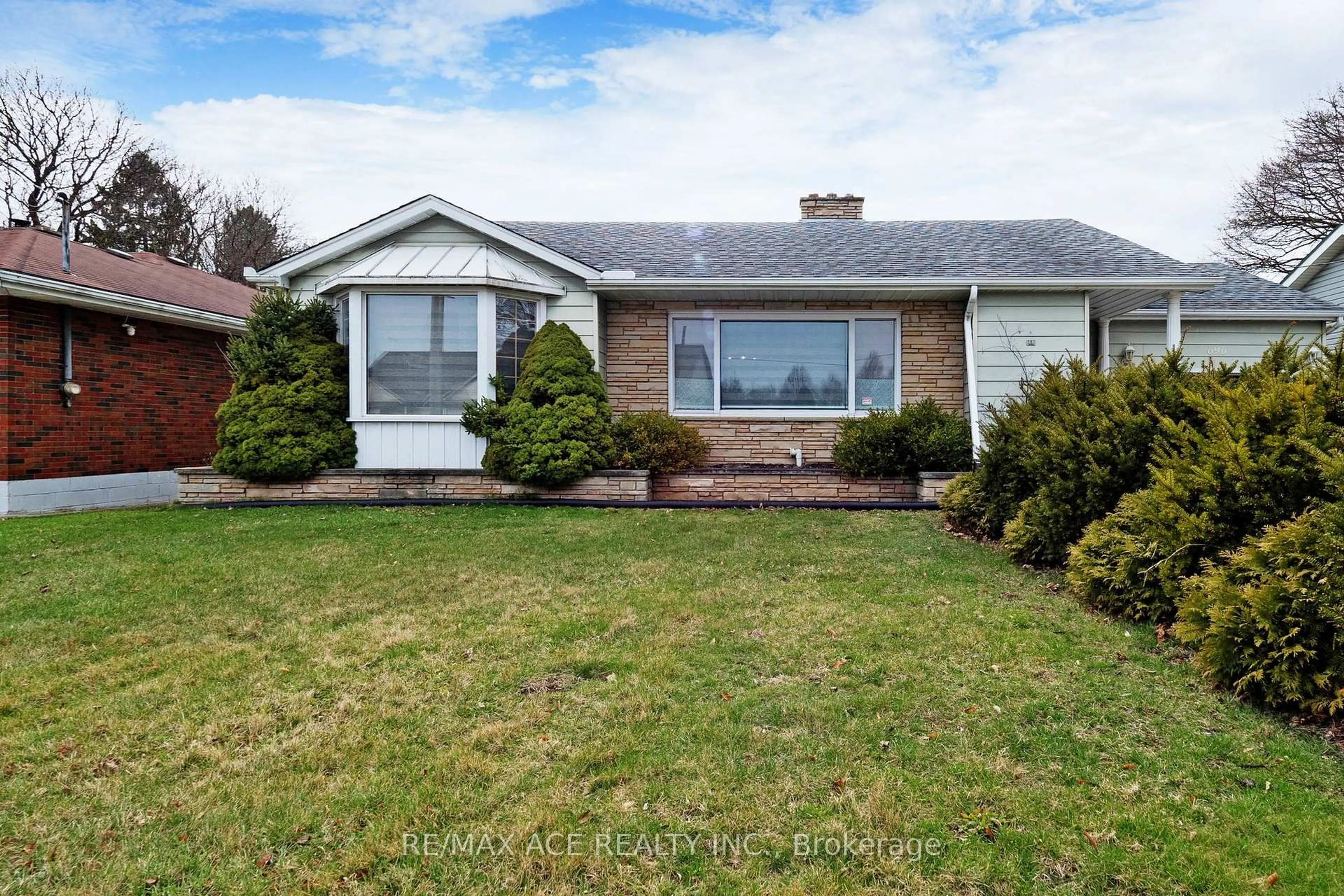 Home with vinyl exterior material, street for 696 Norfolk St, Norfolk Ontario N3Y 3R4