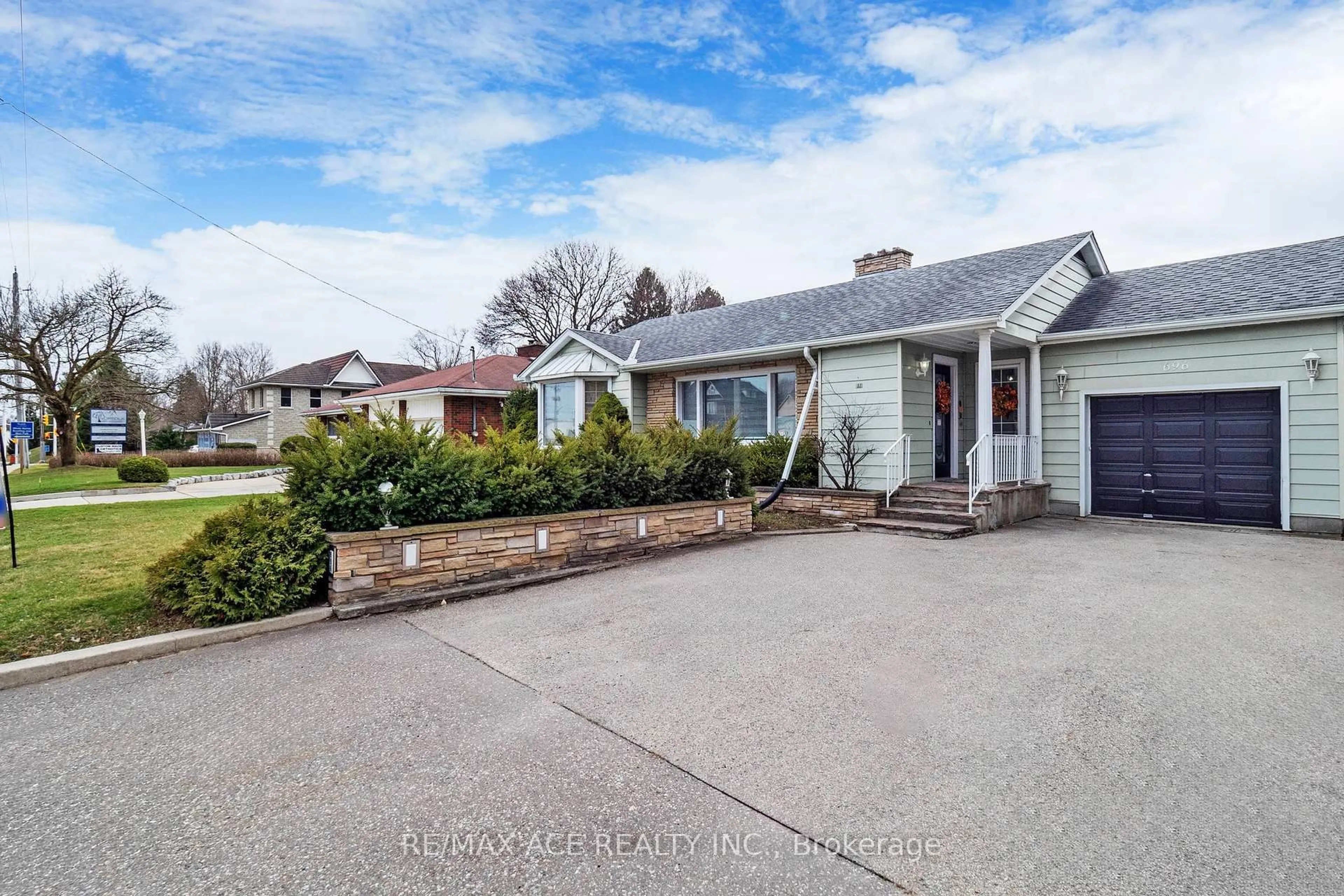 A pic from outside/outdoor area/front of a property/back of a property/a pic from drone, street for 696 Norfolk St, Norfolk Ontario N3Y 3R4