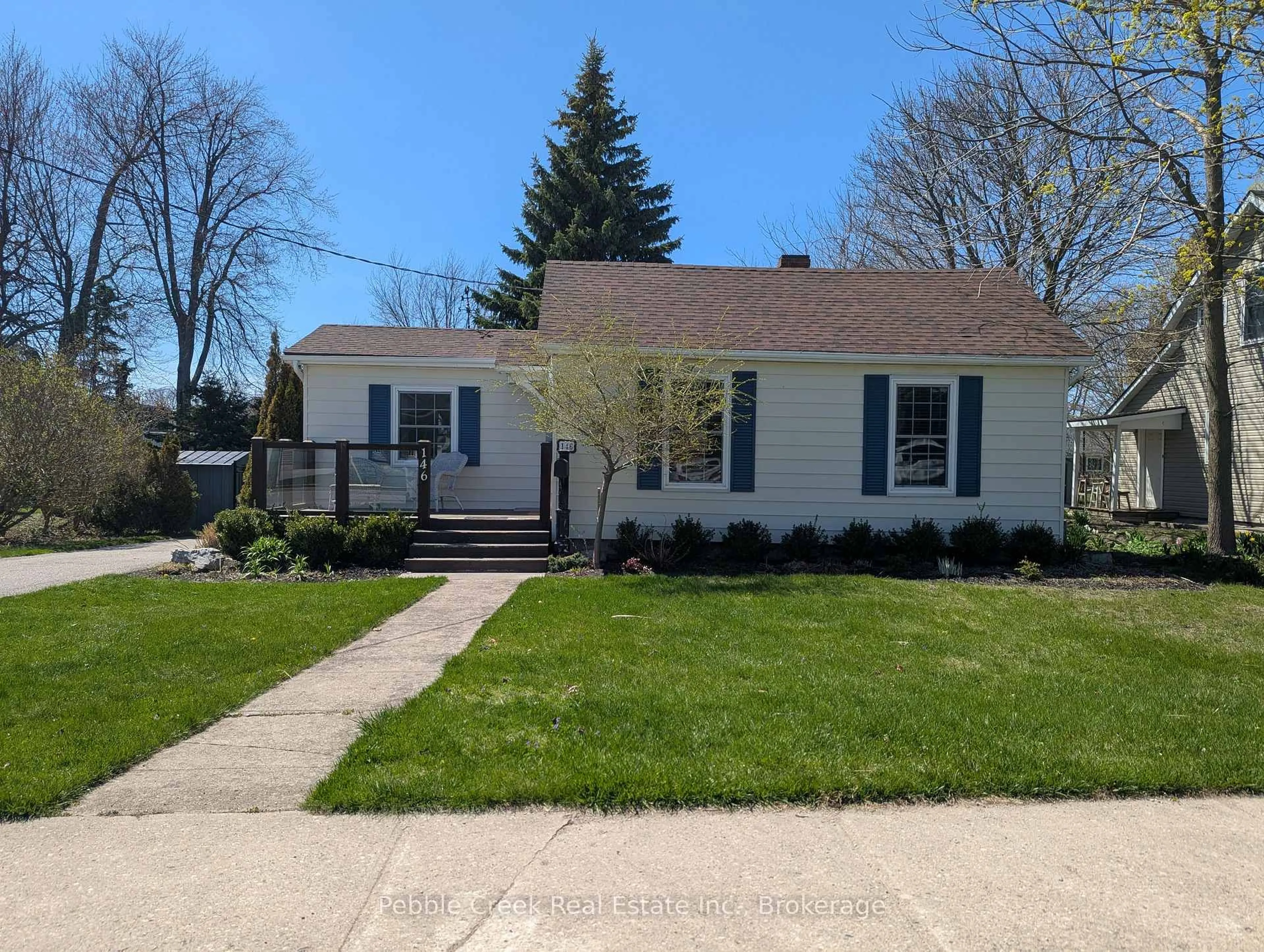Home with vinyl exterior material, street for 146 Wellington St, Goderich Ontario N7A 3T4