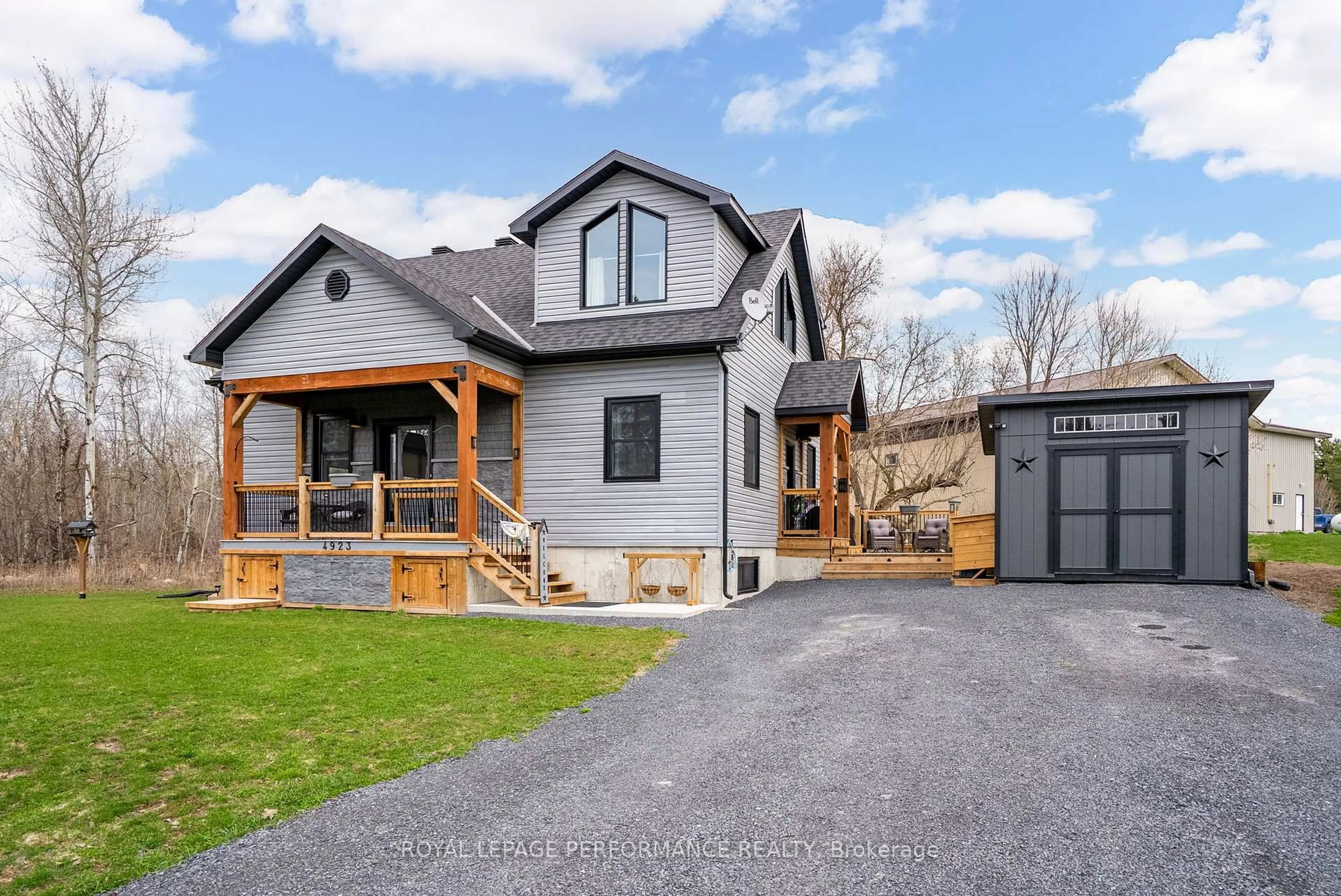 Home with vinyl exterior material, unknown for 4923 Juliette St, South Glengarry Ontario K0C 1S0