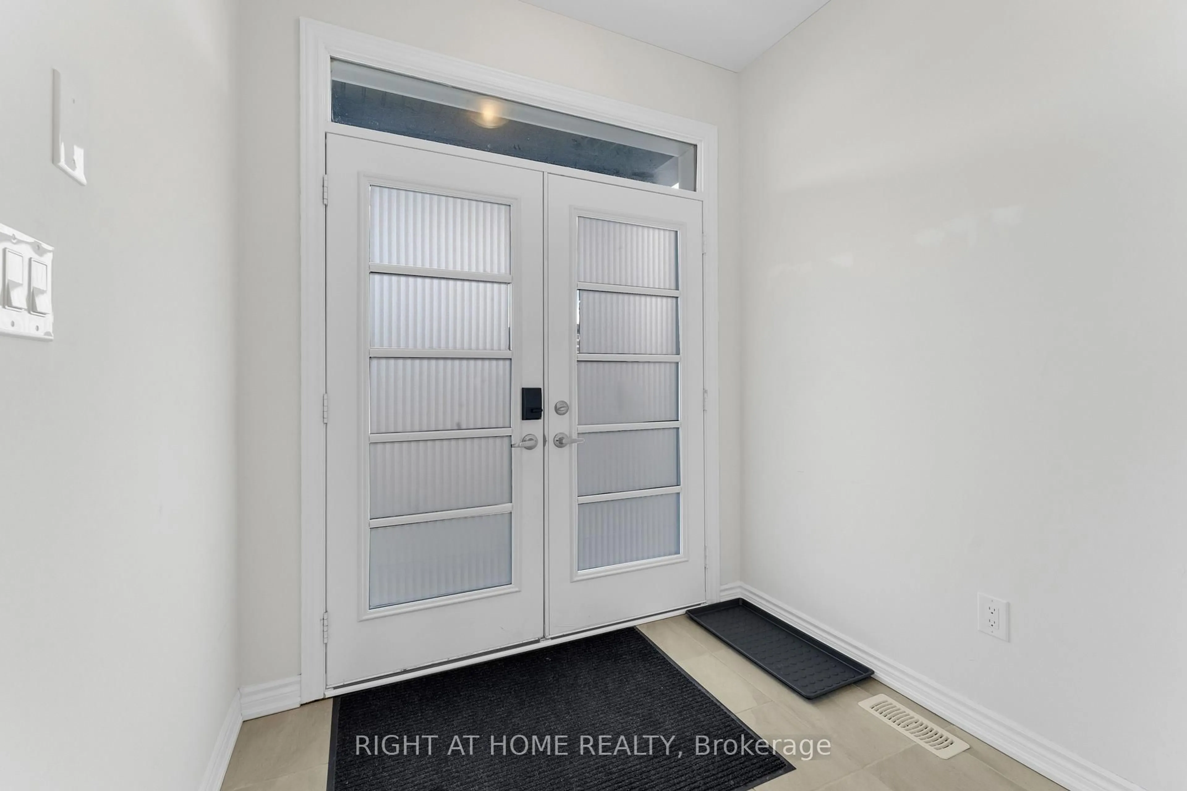 Indoor entryway for 212 Louise St, Welland Ontario L3B 0H8