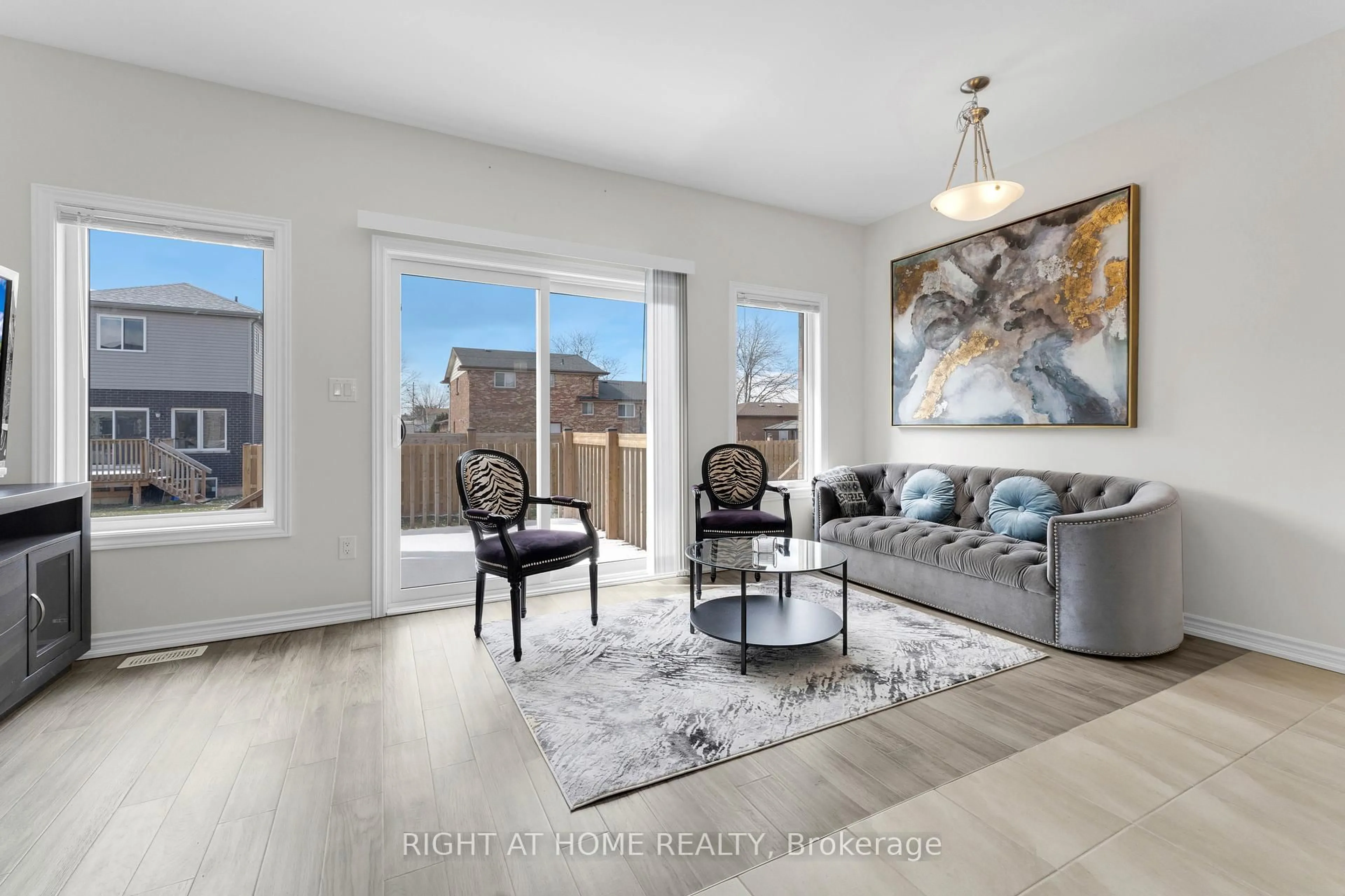 Living room with furniture, unknown for 212 Louise St, Welland Ontario L3B 0H8