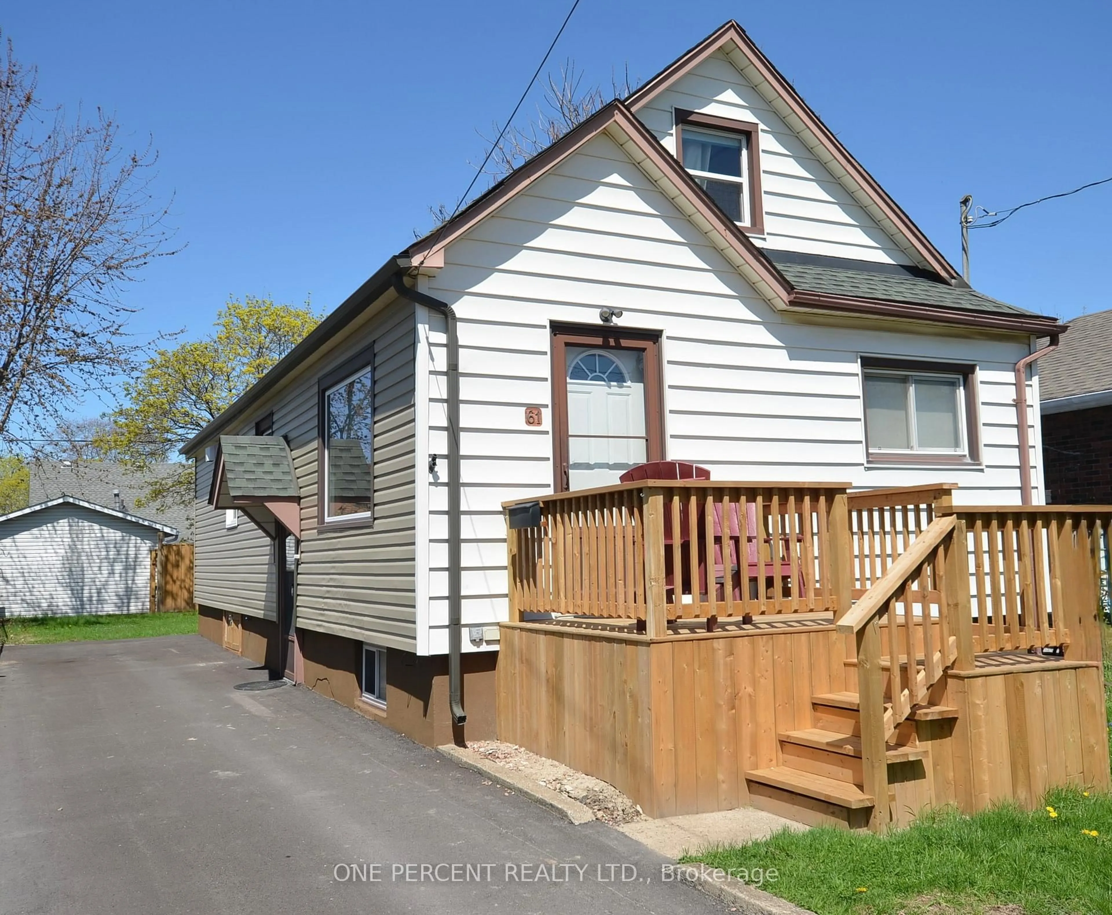 Home with vinyl exterior material, street for 61 Hamilton St, St. Catharines Ontario L2S 1K8