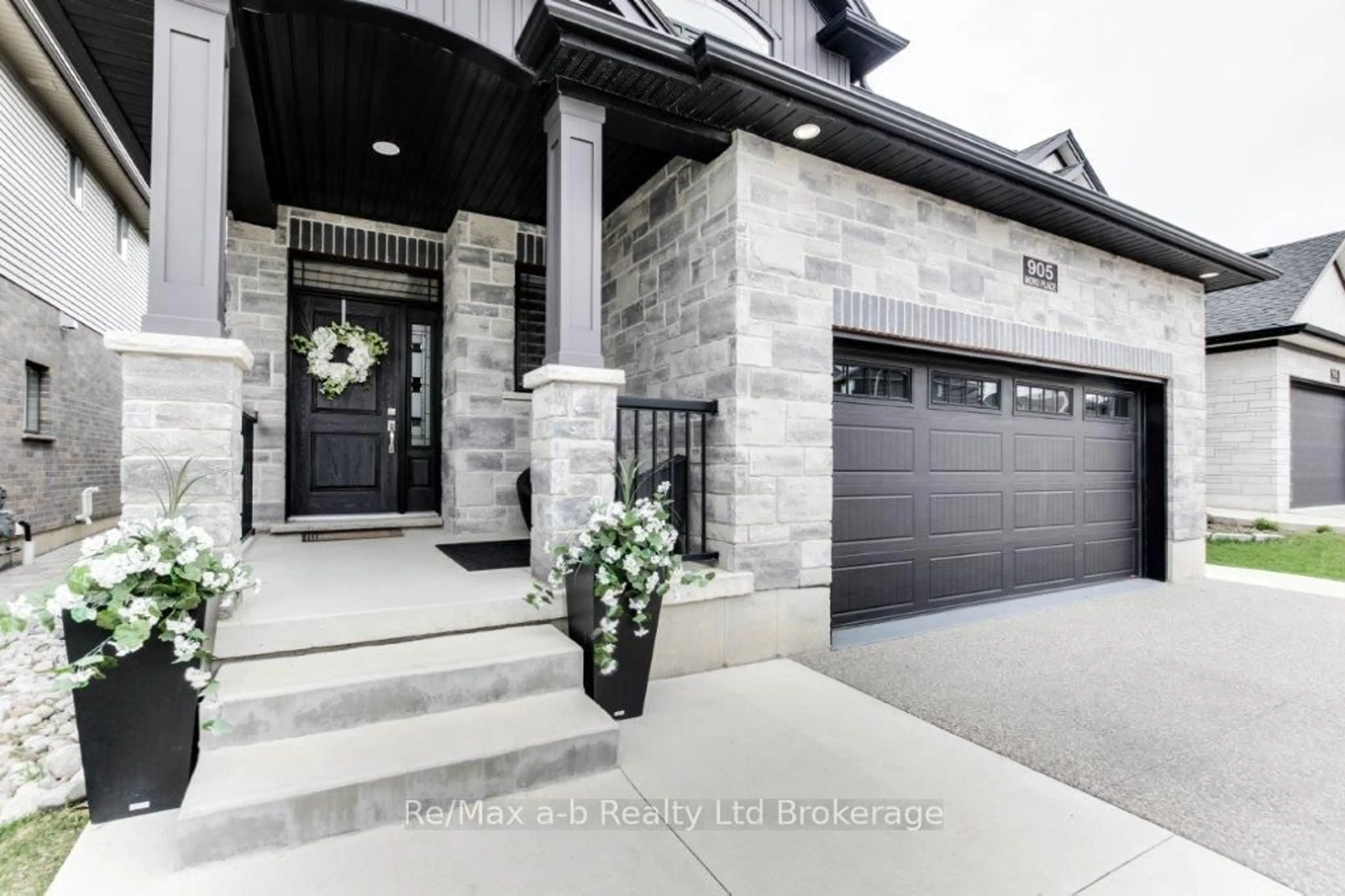 Indoor entryway for 905 Moro Pl, Woodstock Ontario N4T 0K6