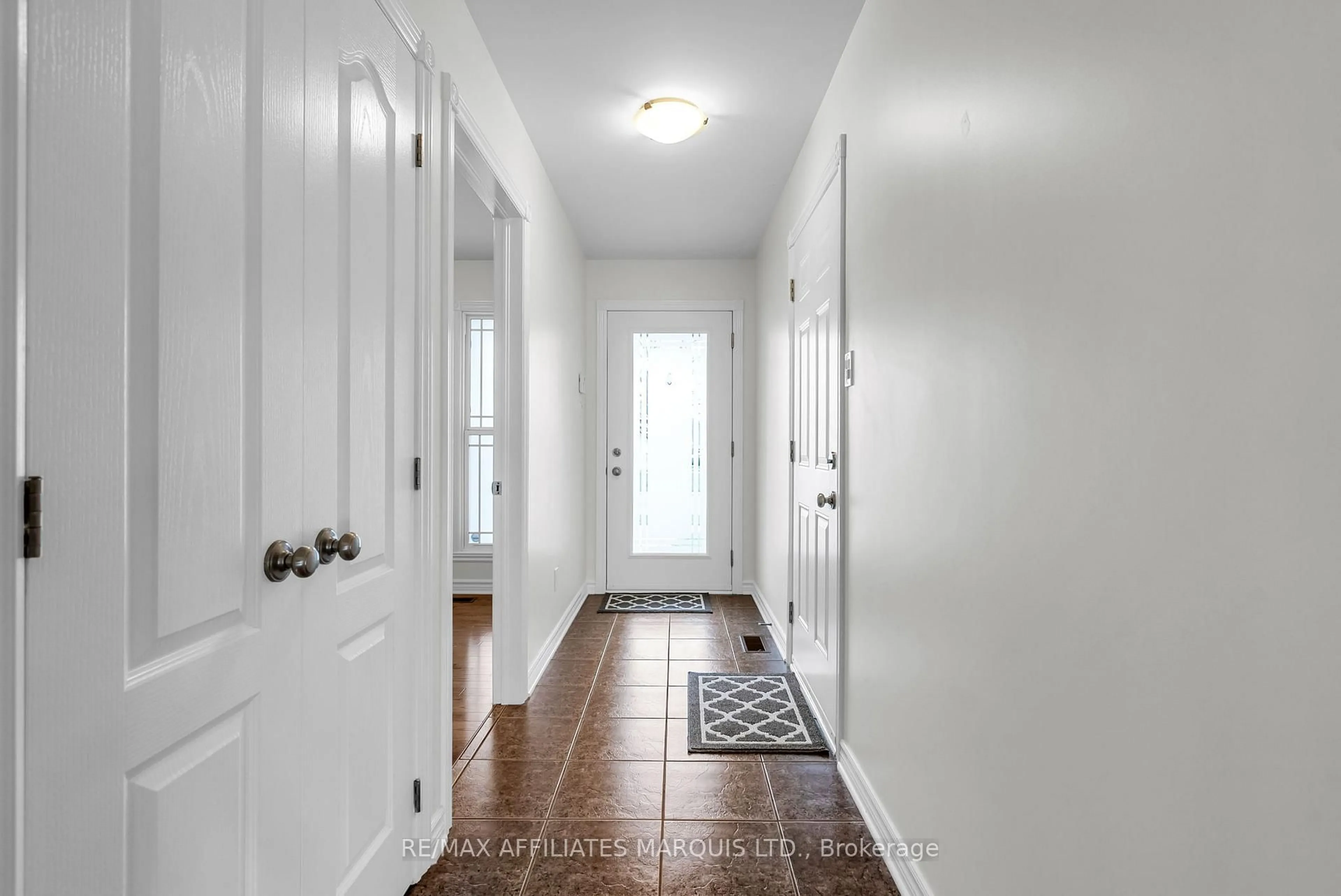Indoor entryway for 2125 Concorde Ave, Cornwall Ontario K6H 7E2