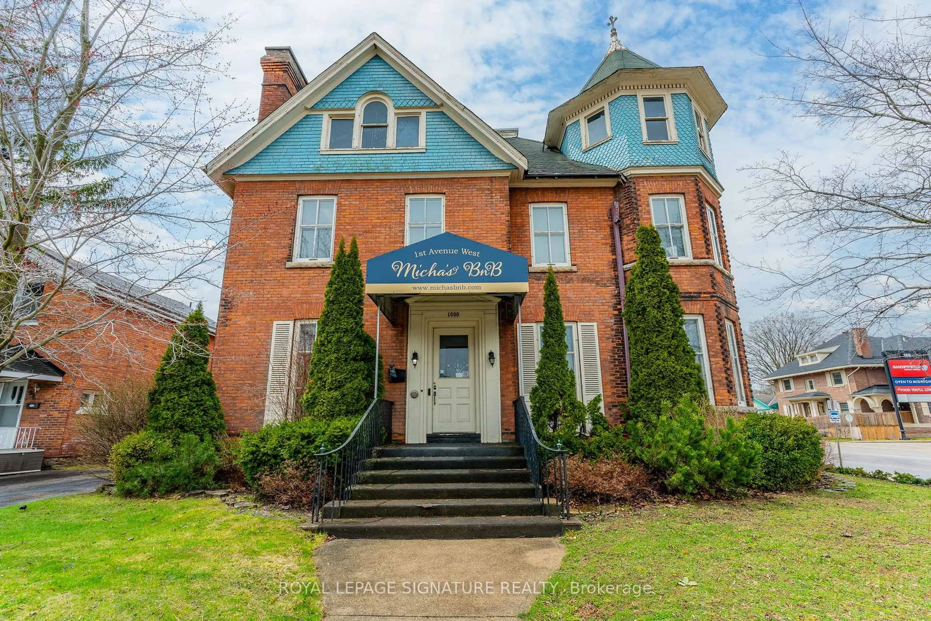Home with brick exterior material, building for 1000 1st Ave, Owen Sound Ontario N4K 4K5