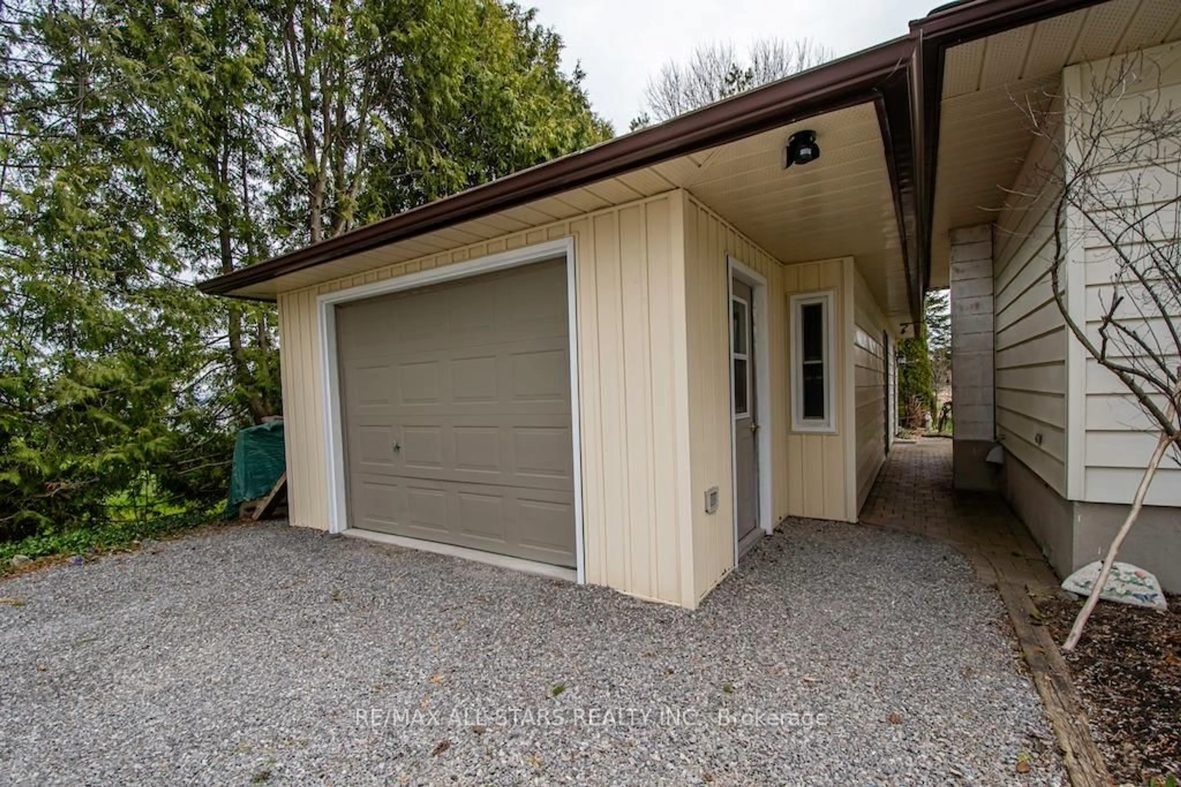Indoor garage for 690 Post Rd, Kawartha Lakes Ontario K0L 2X0