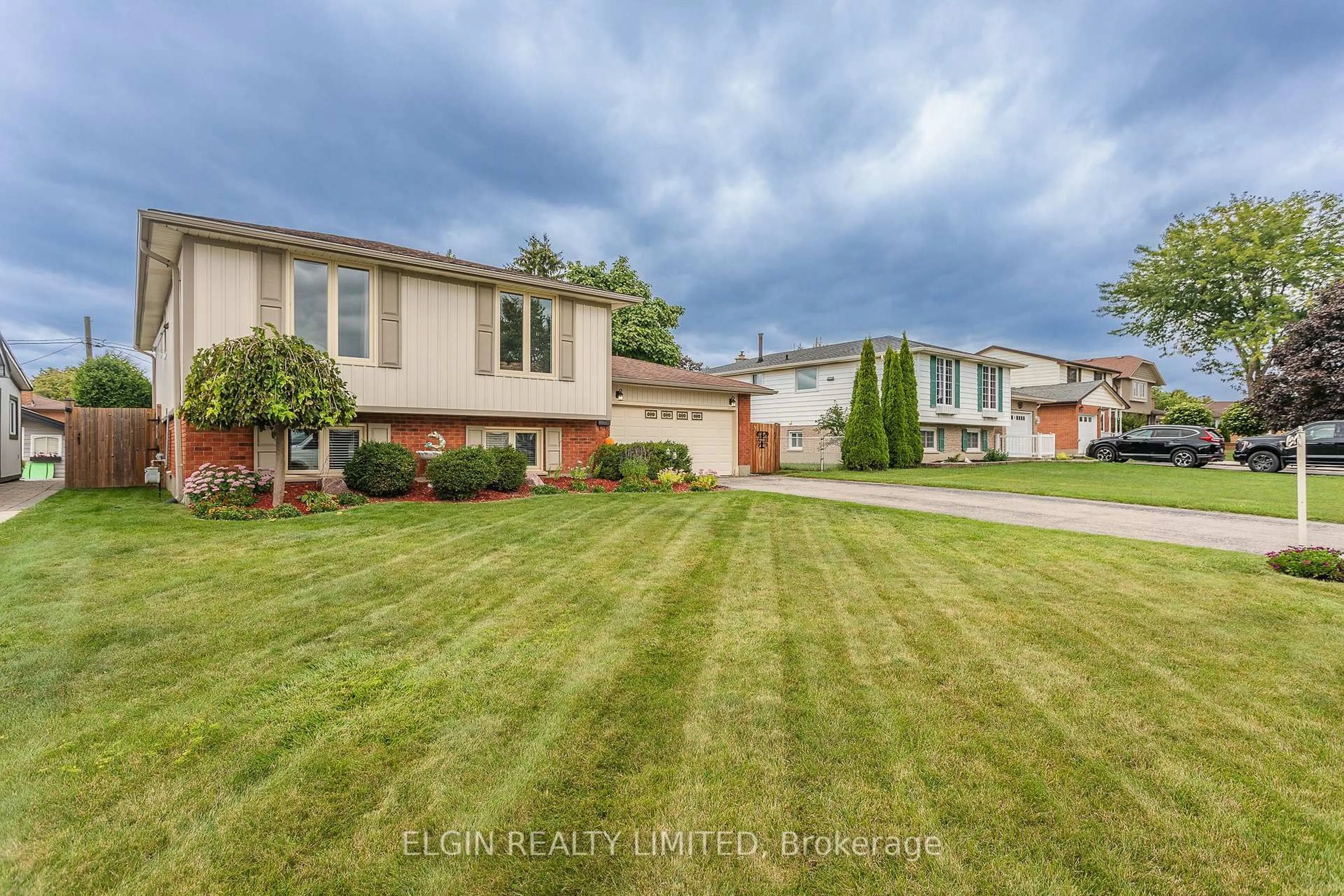 A pic from outside/outdoor area/front of a property/back of a property/a pic from drone, street for 7 Porter Pl, St. Thomas Ontario N5R 5L5