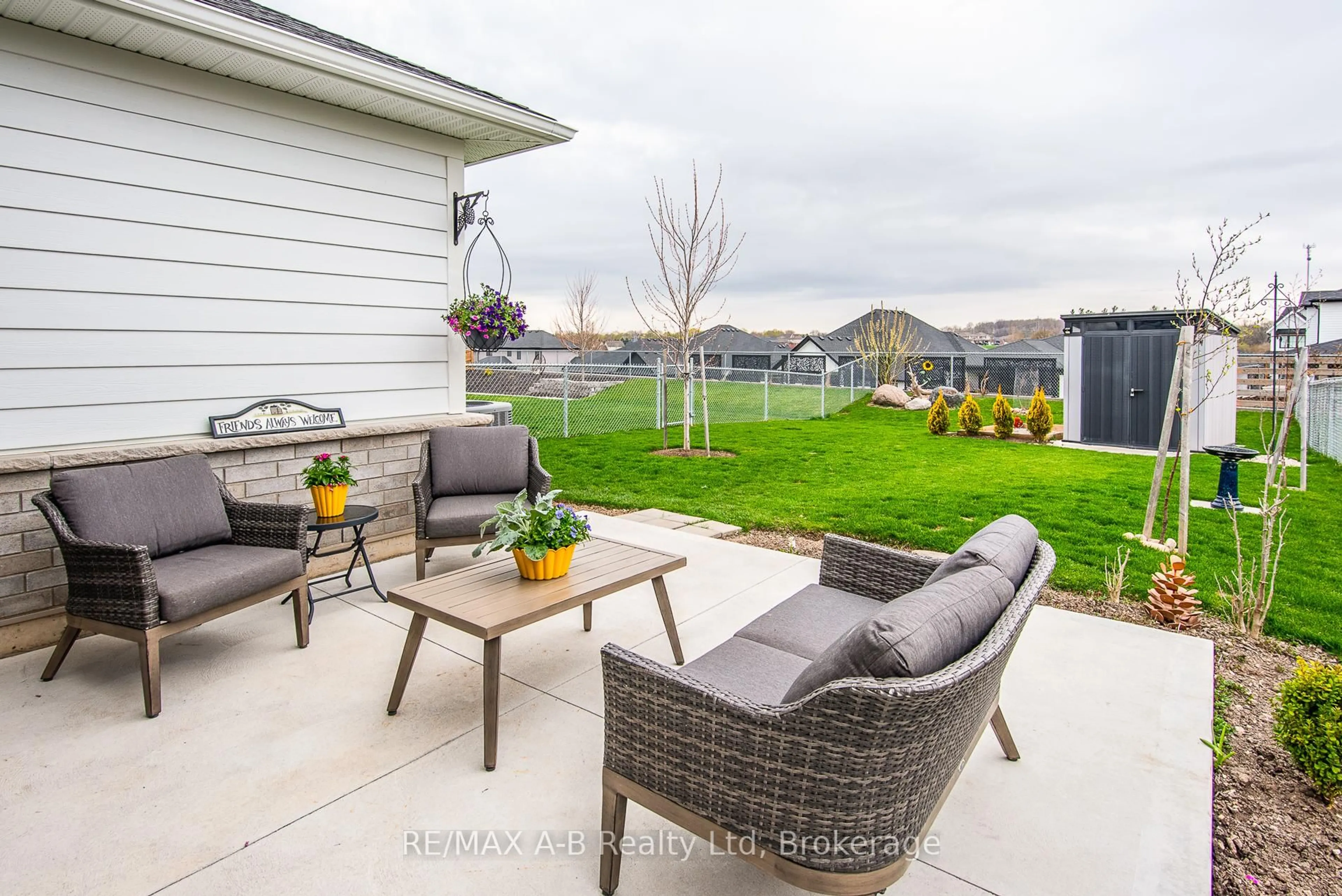 Patio, water/lake/river/ocean view for 158 RIDGEWOOD Cres, St. Marys Ontario N4X 1E8