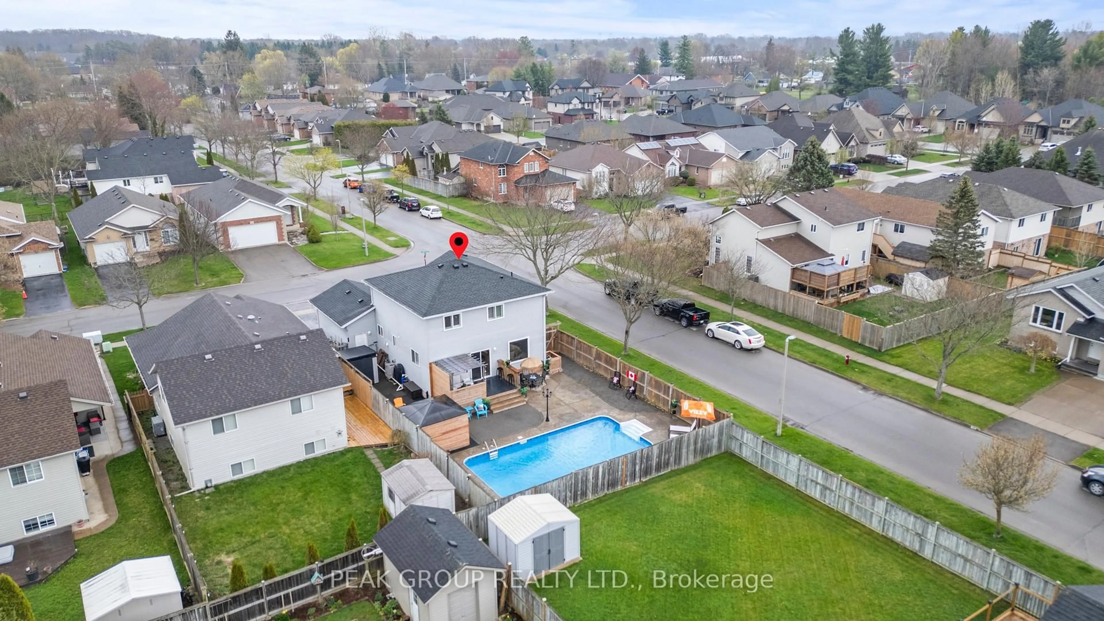 A pic from outside/outdoor area/front of a property/back of a property/a pic from drone, unknown for 427 Trillium Ave, Welland Ontario L3C 7H1