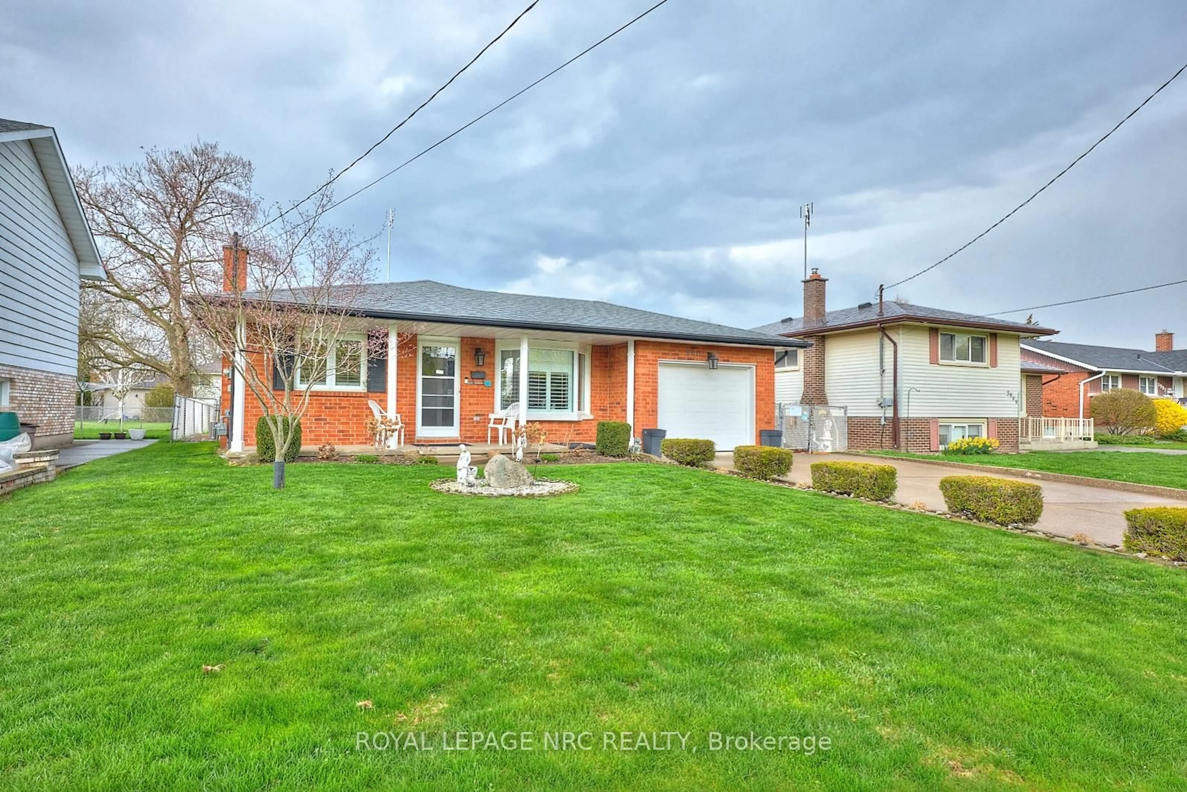 A pic from outside/outdoor area/front of a property/back of a property/a pic from drone, street for 6011 Pitton Rd, Niagara Falls Ontario L2H 1S2