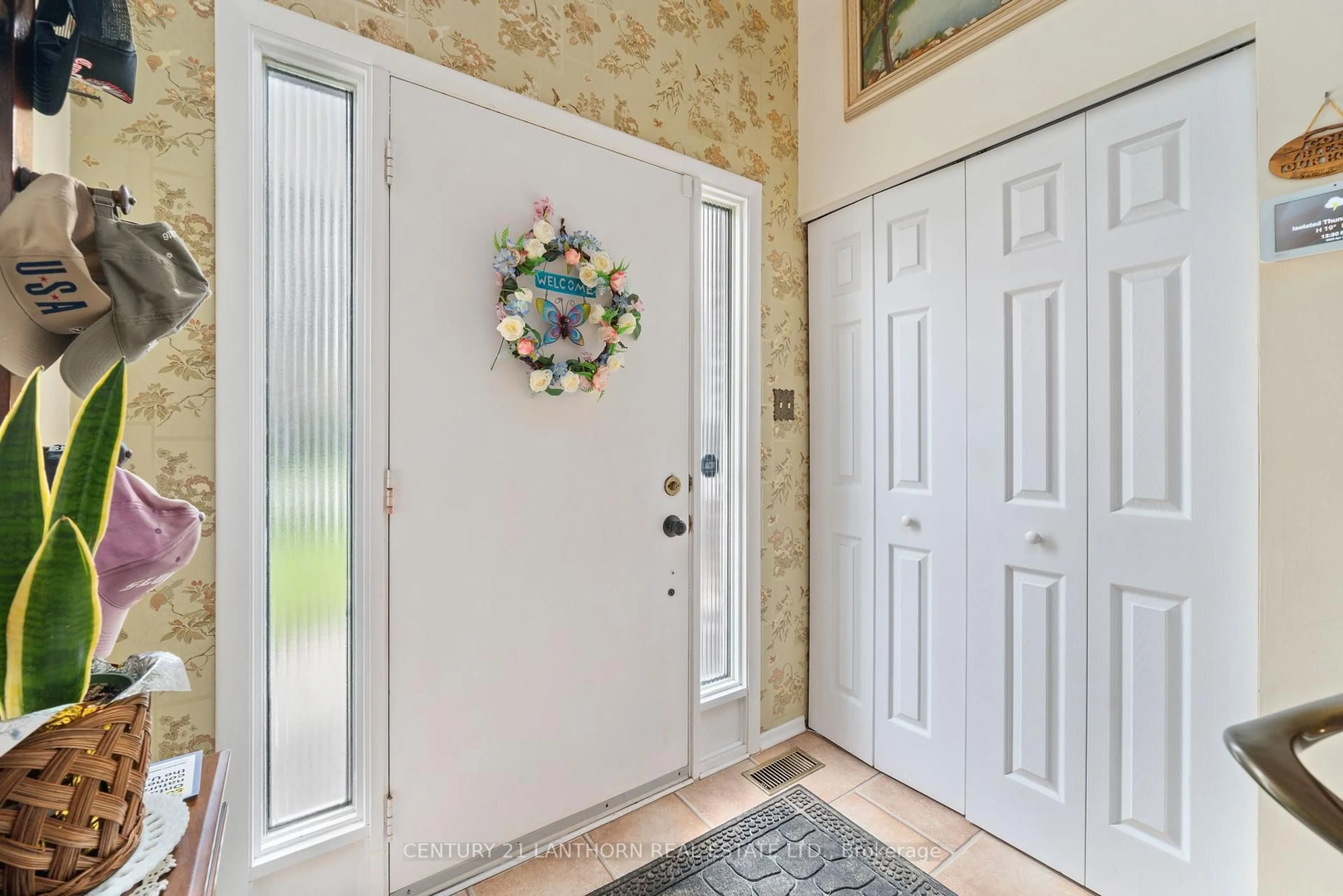 Indoor entryway for 4 Hope Cres, Belleville Ontario K8P 4S2