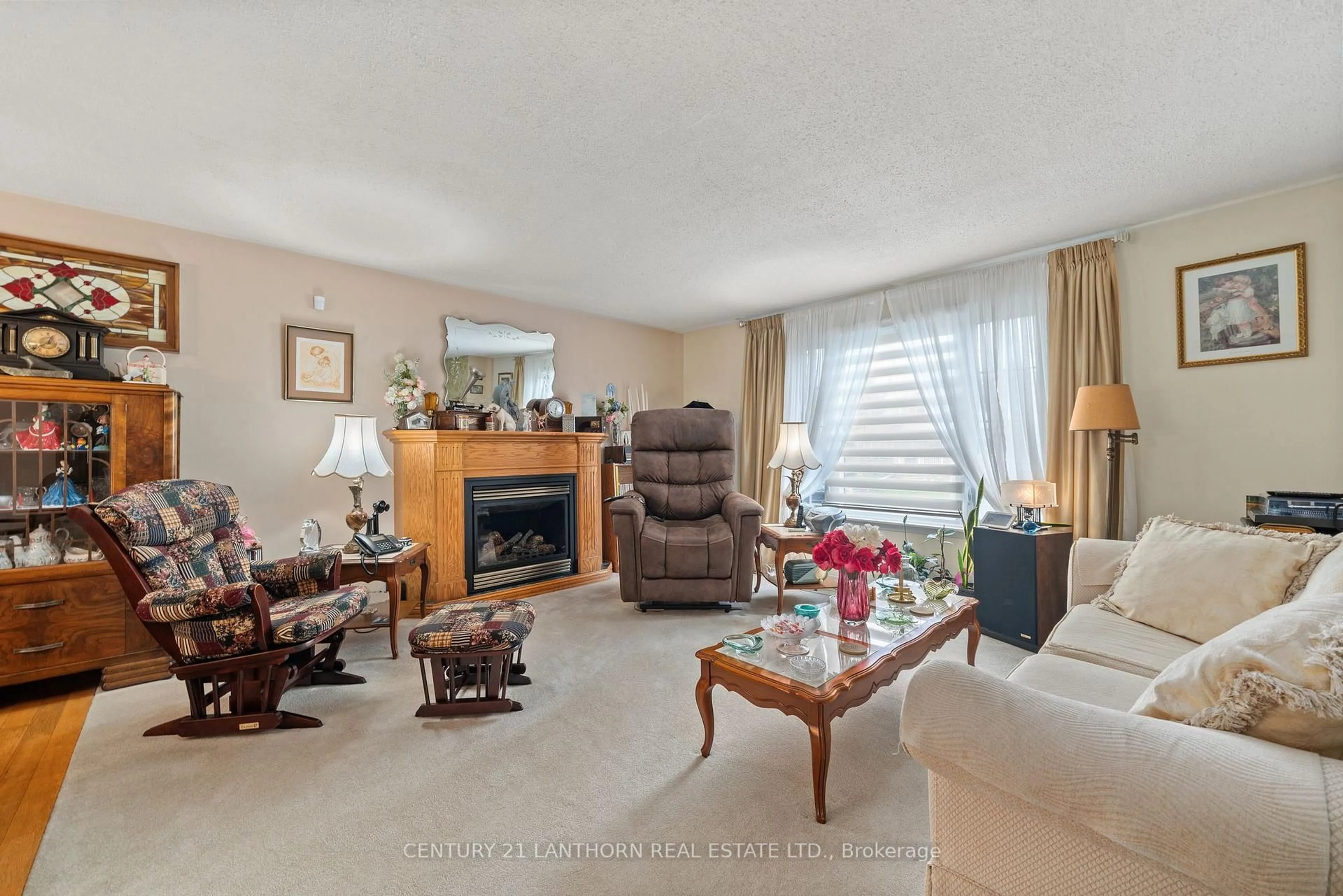 Living room with furniture, unknown for 4 Hope Cres, Belleville Ontario K8P 4S2