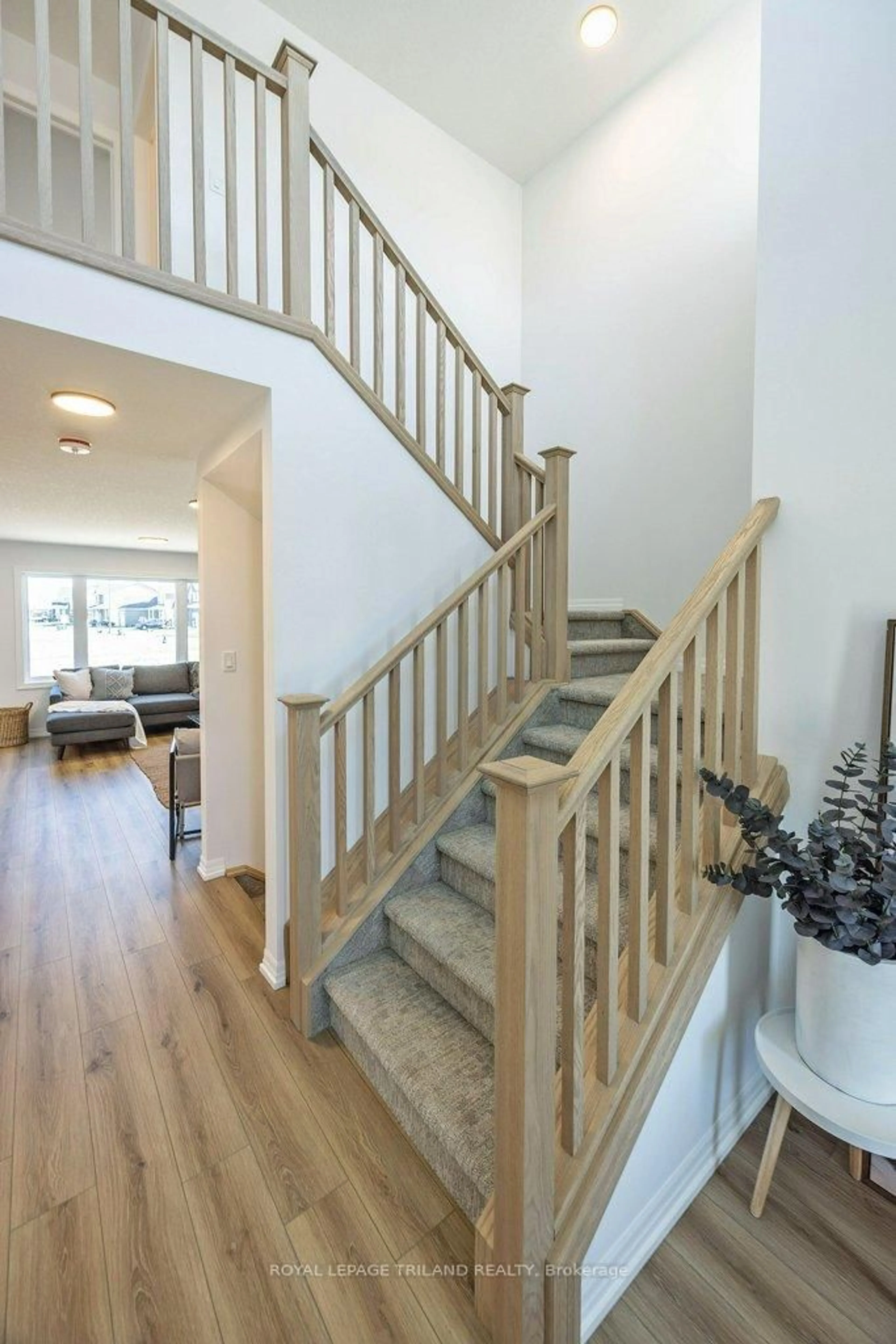 Stairs for 133 EMPIRE Pkwy, St. Thomas Ontario N5R 0N5