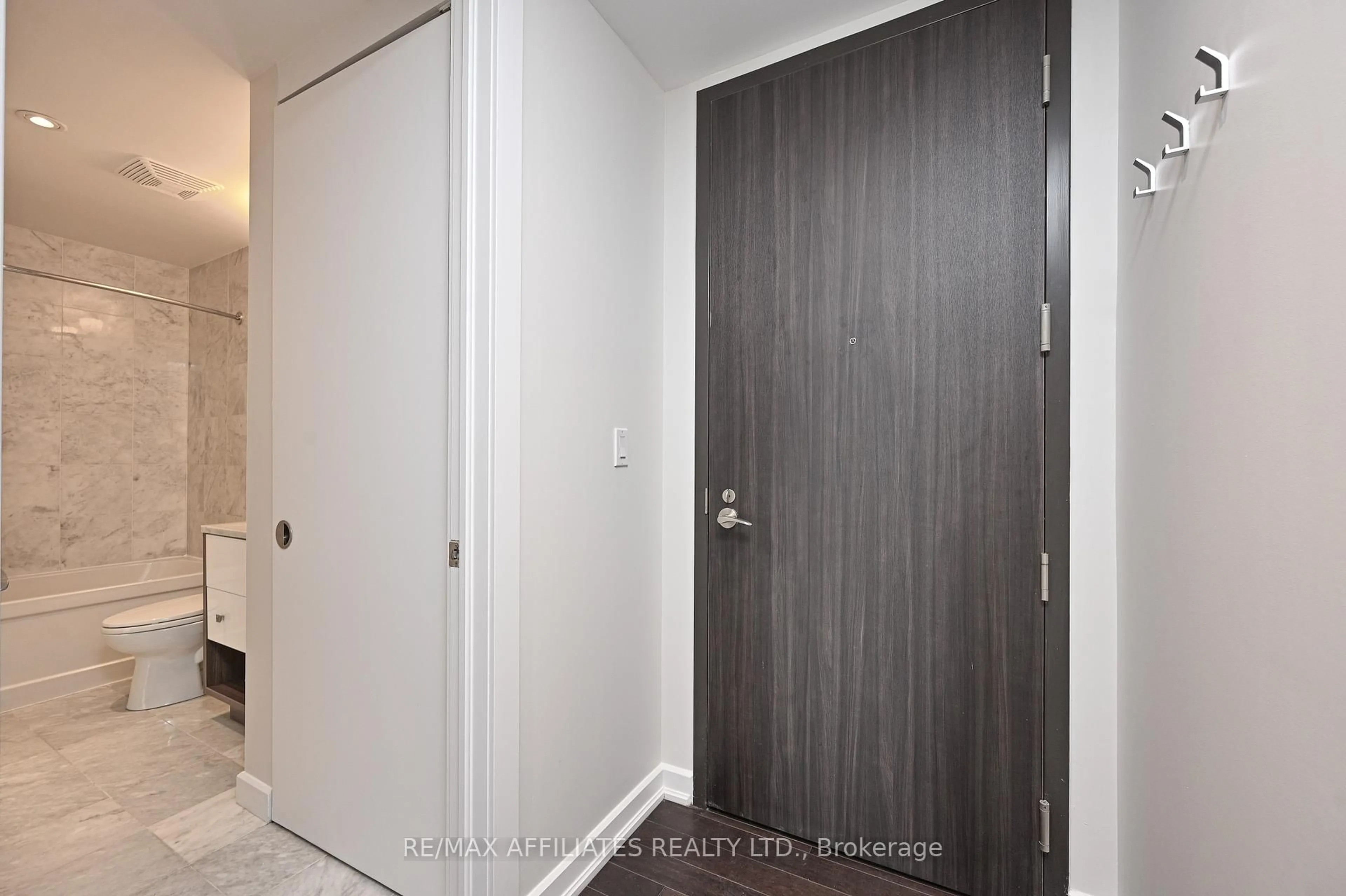 Indoor entryway for 300 Lisgar St #506, Ottawa Ontario K2P 0E2