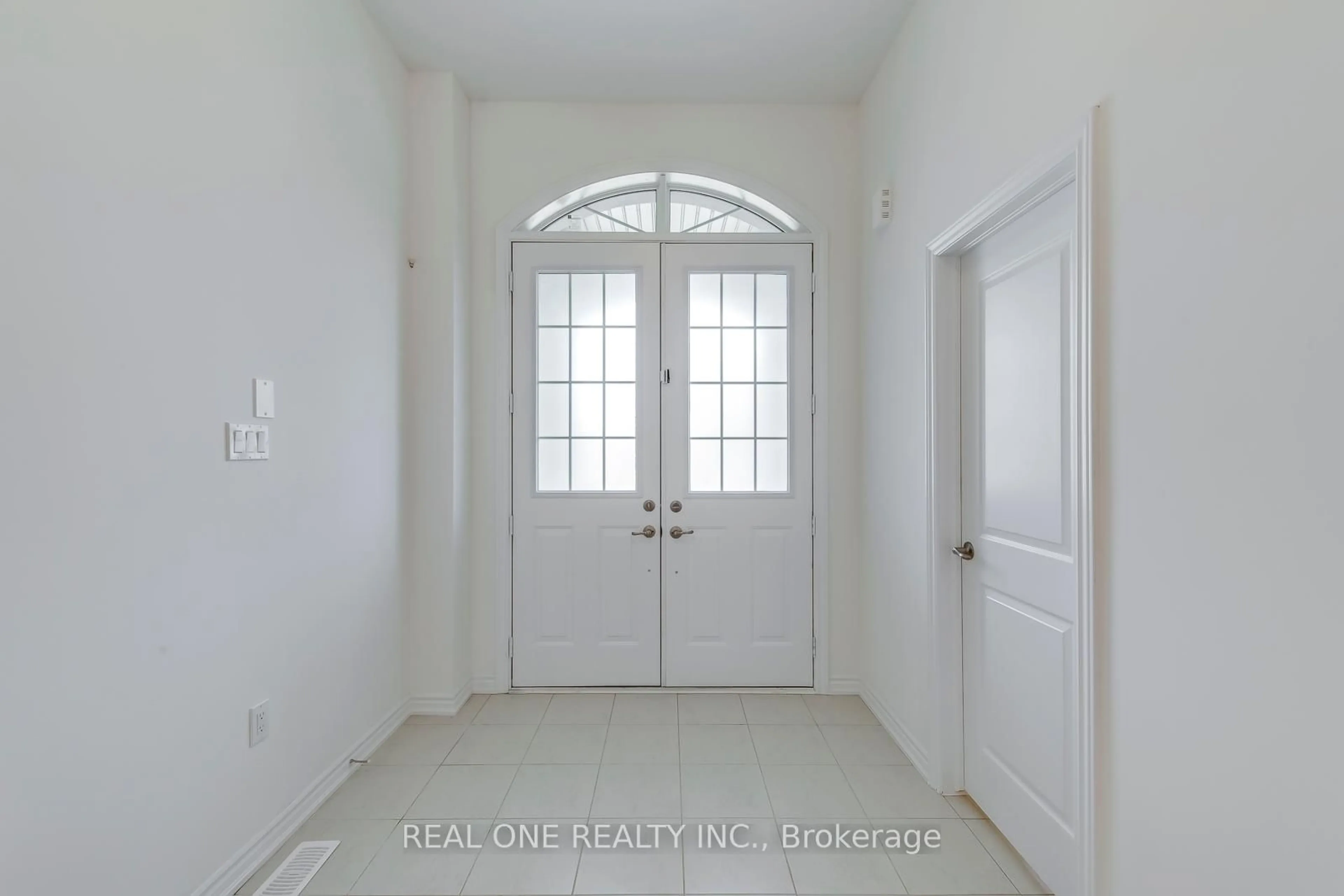 Indoor entryway for 39 Stauffer Rd, Brantford Ontario N3V 0B2