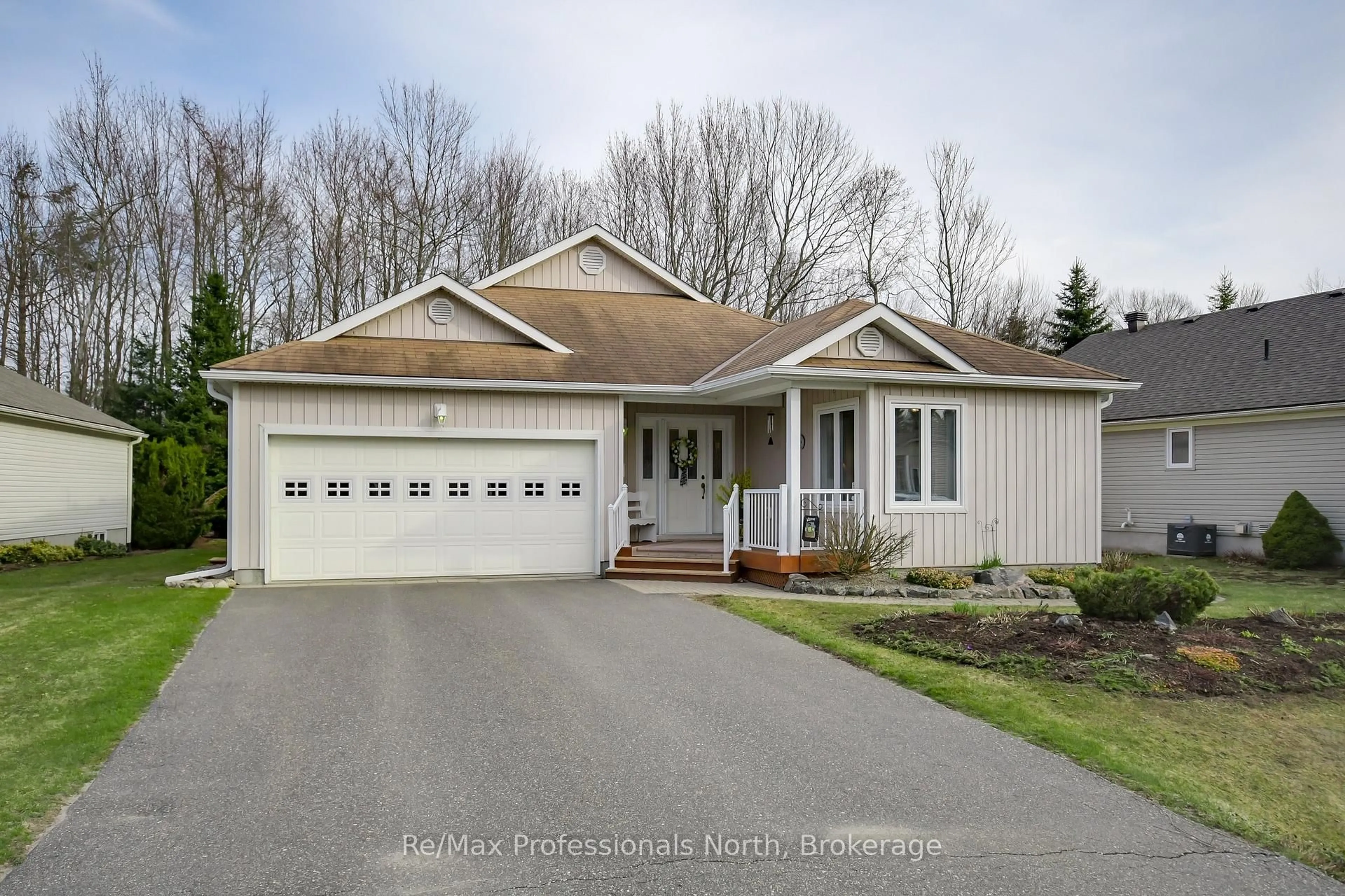 Home with vinyl exterior material, street for 7 TWIGS End, Gravenhurst Ontario P1P 1Z2
