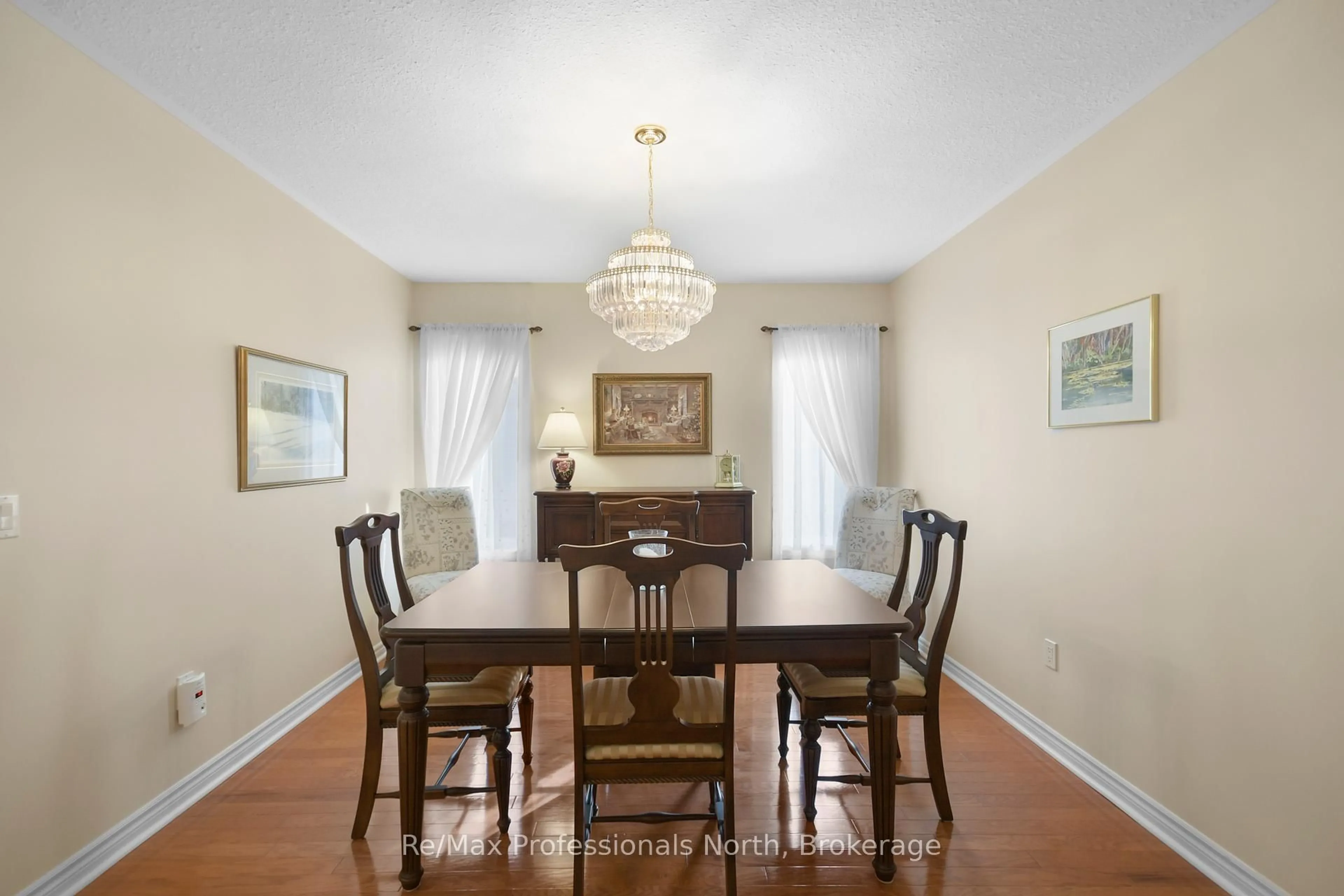 Dining room, wood/laminate floor for 7 TWIGS End, Gravenhurst Ontario P1P 1Z2
