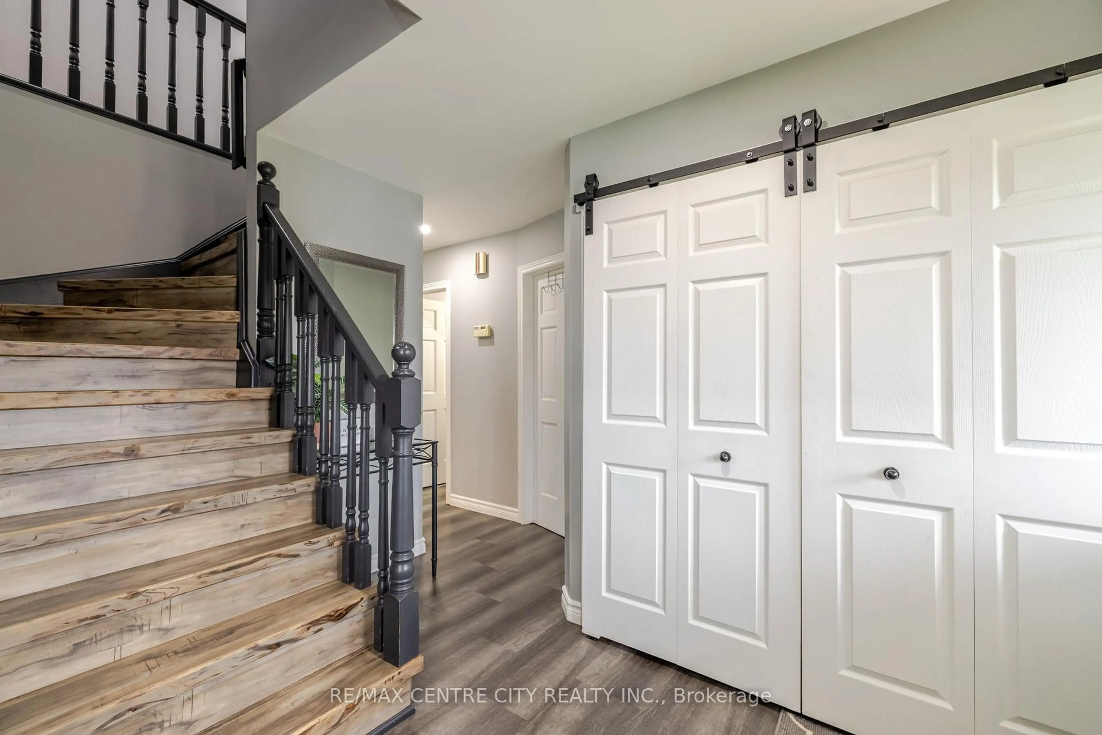 Indoor entryway for 10 Daniel St, Ingersoll Ontario N5C 3W8