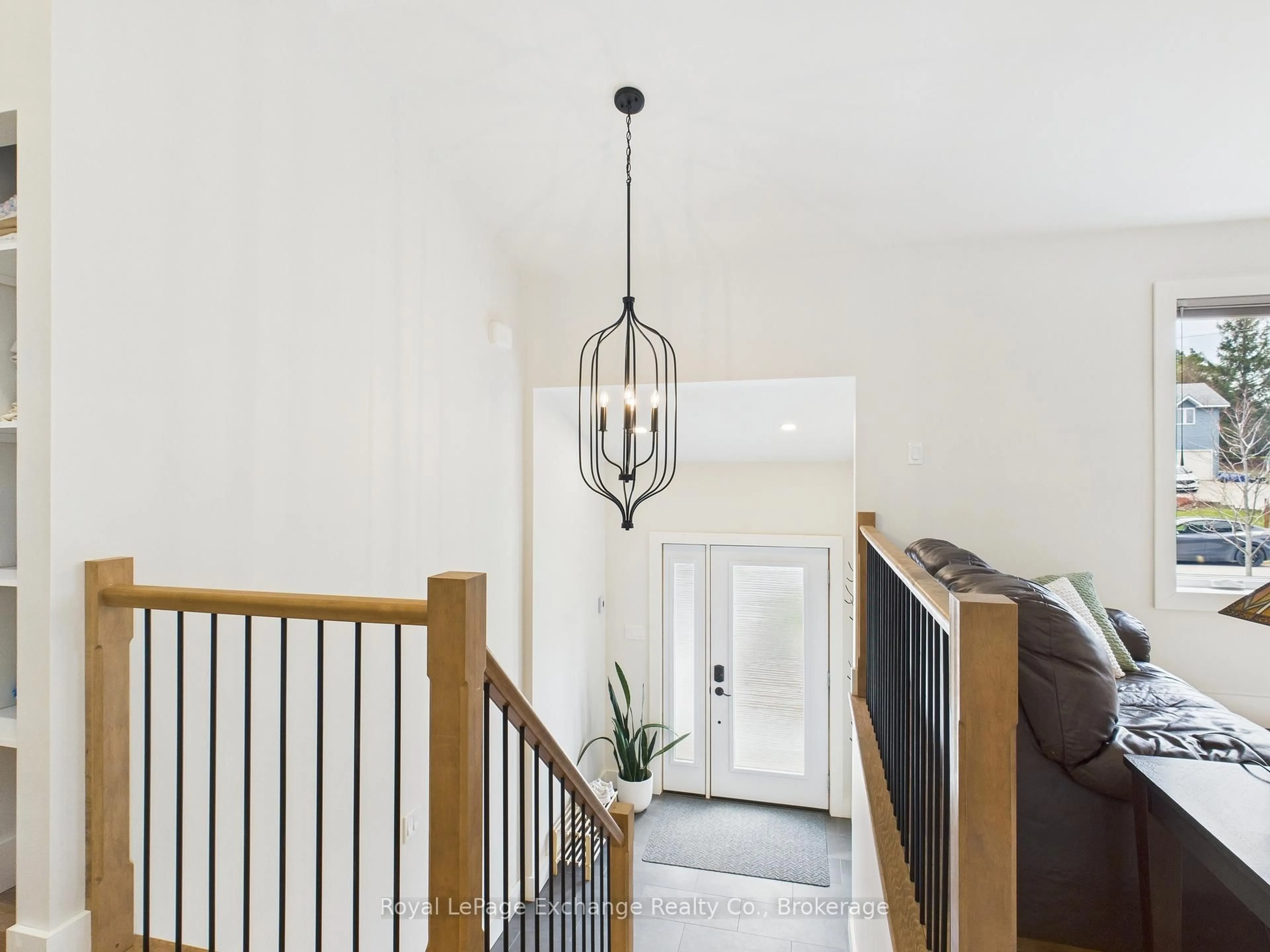 Indoor entryway for 940 Kris St, Huron-Kinloss Ontario N2Z 0C3