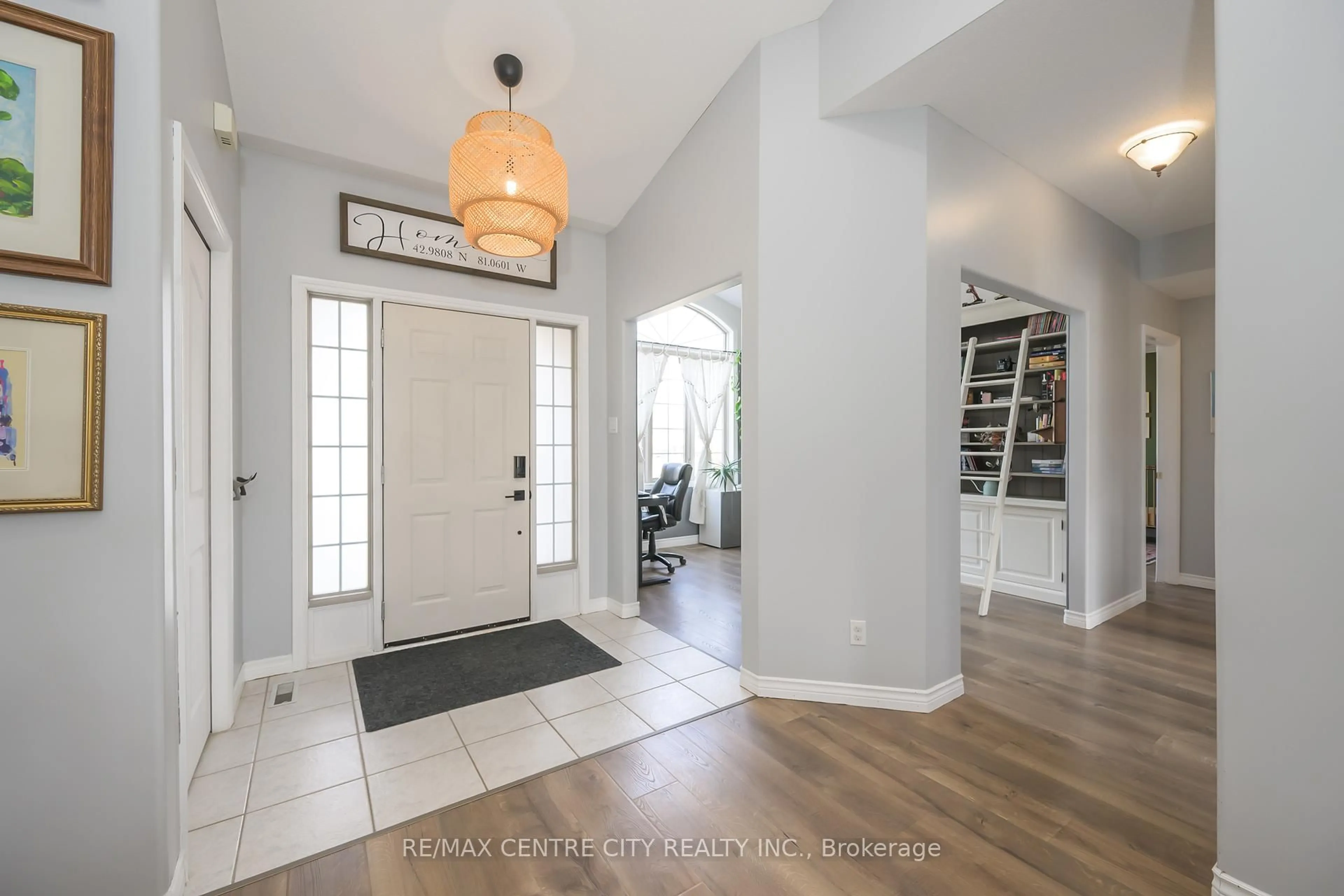 Indoor entryway for 12 Pinehurst Dr, Thames Centre Ontario N0L 1G2