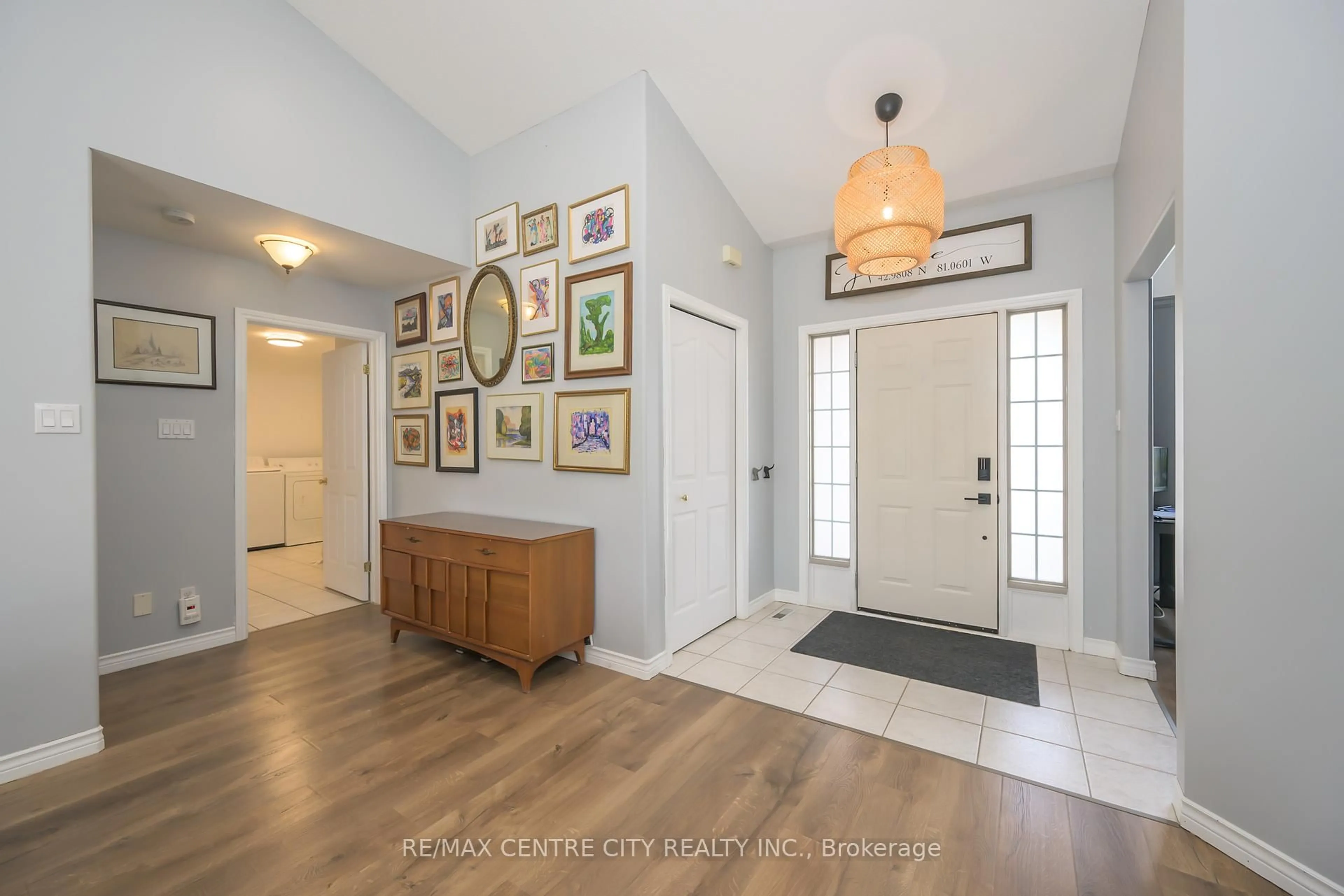 Indoor entryway for 12 Pinehurst Dr, Thames Centre Ontario N0L 1G2
