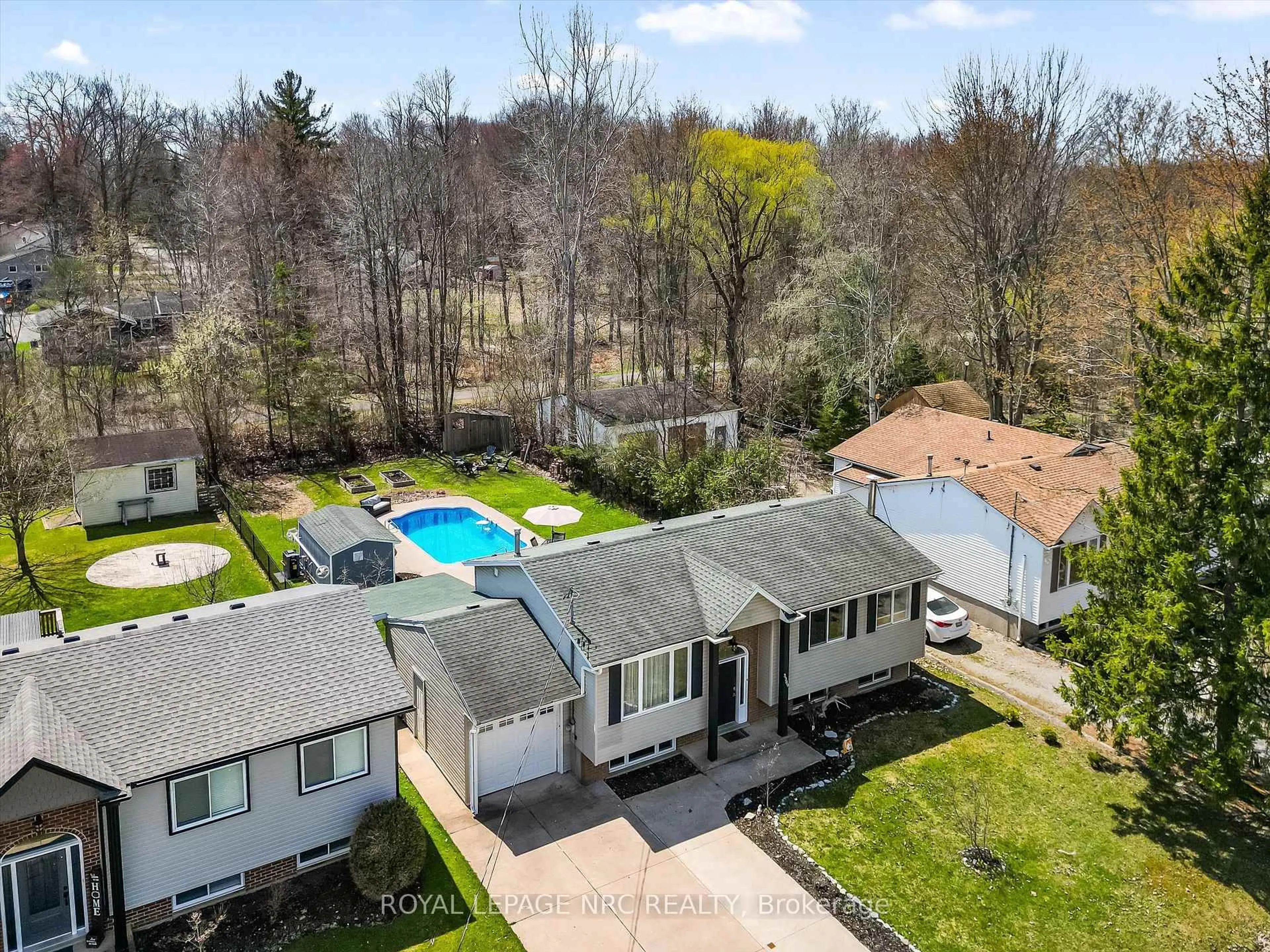 A pic from outside/outdoor area/front of a property/back of a property/a pic from drone, water/lake/river/ocean view for 3389 Grove Ave, Fort Erie Ontario L0S 1N0