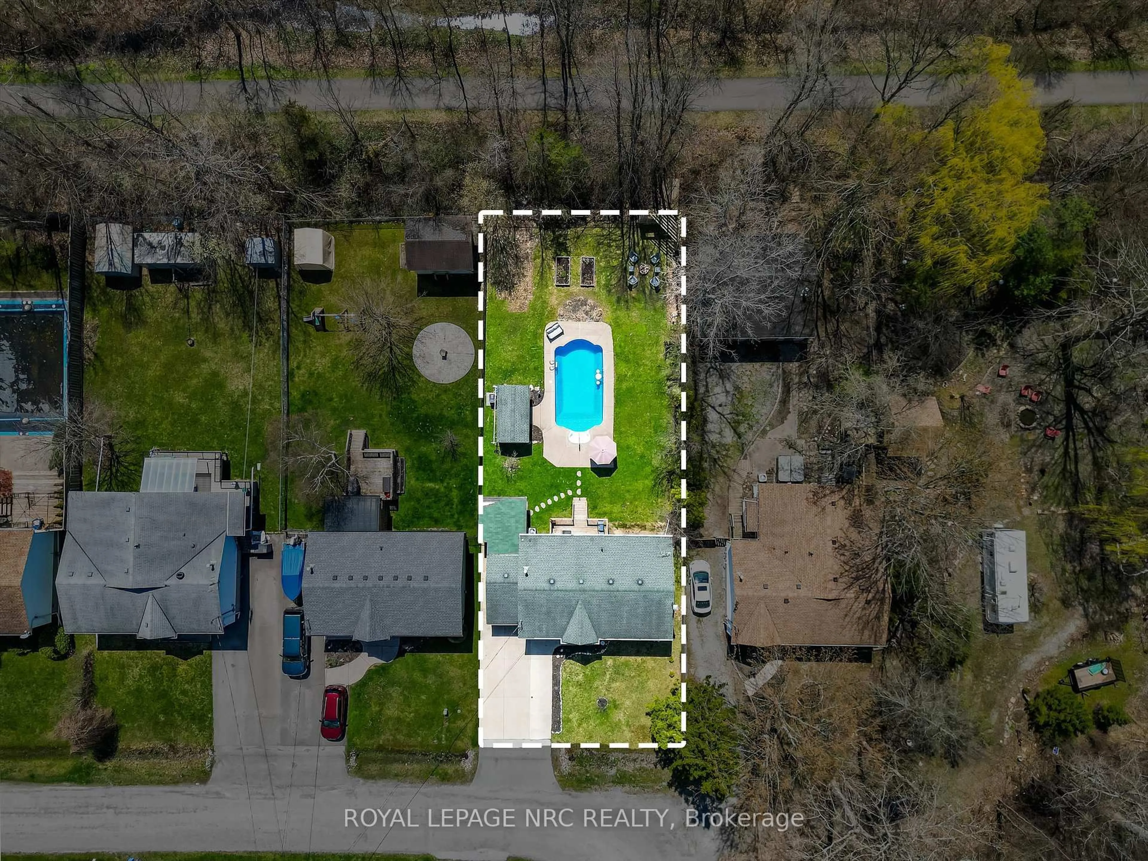 A pic from outside/outdoor area/front of a property/back of a property/a pic from drone, street for 3389 Grove Ave, Fort Erie Ontario L0S 1N0