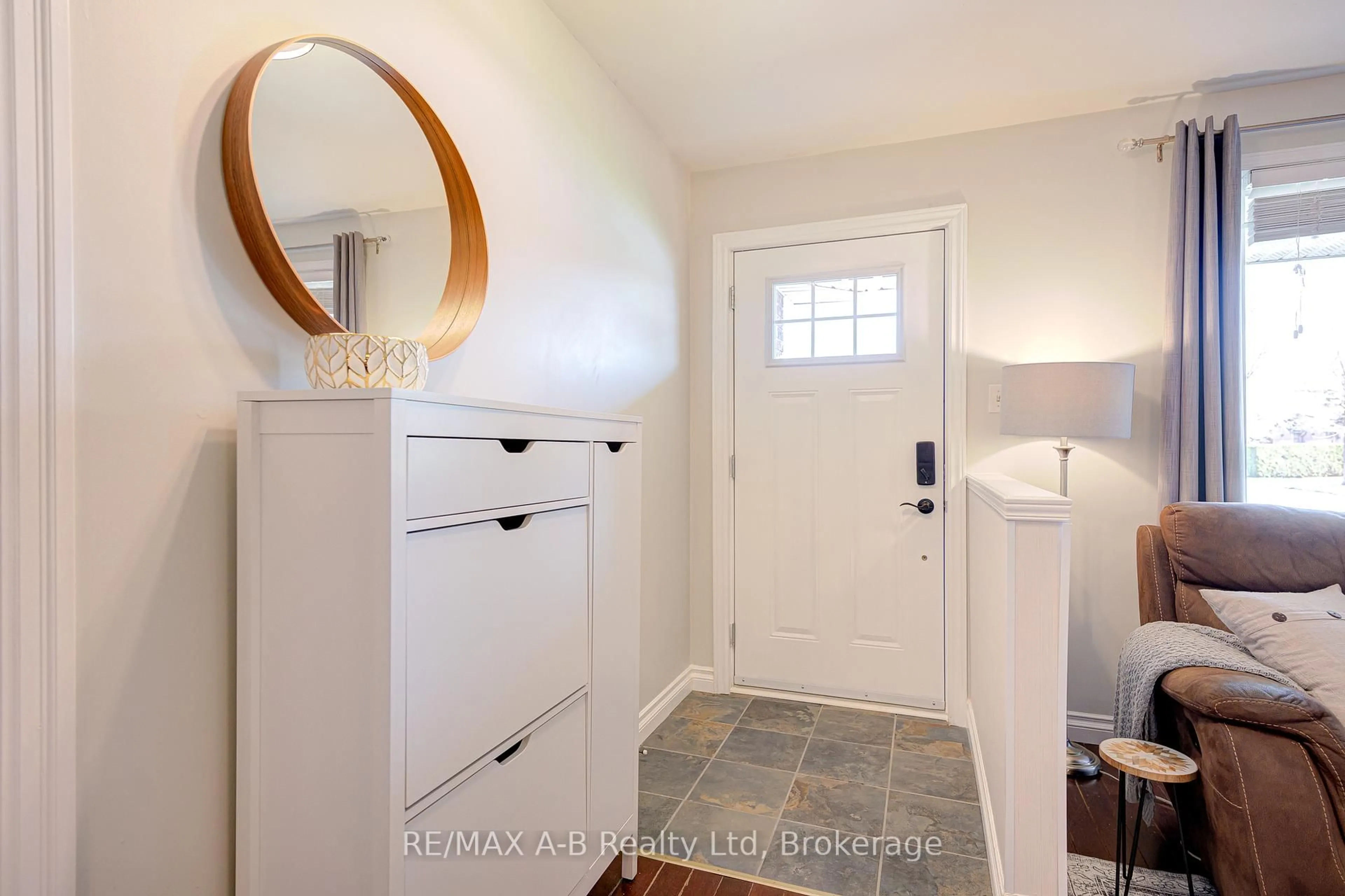 Indoor entryway for 95 Maxwell St, St. Marys Ontario N4X 0A2