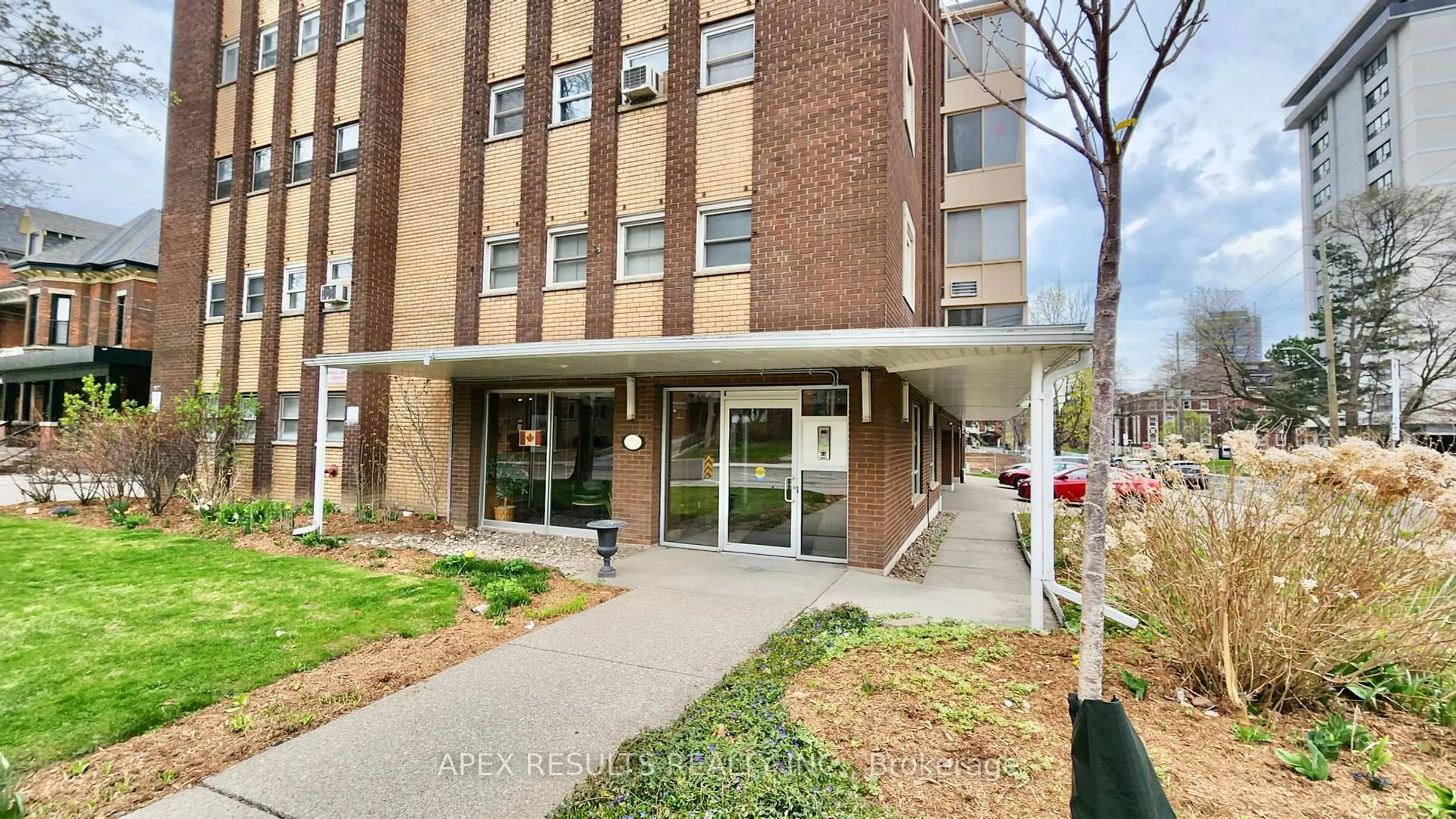 Indoor foyer for 38 Charlton Ave #204, Hamilton Ontario L8P 2C1