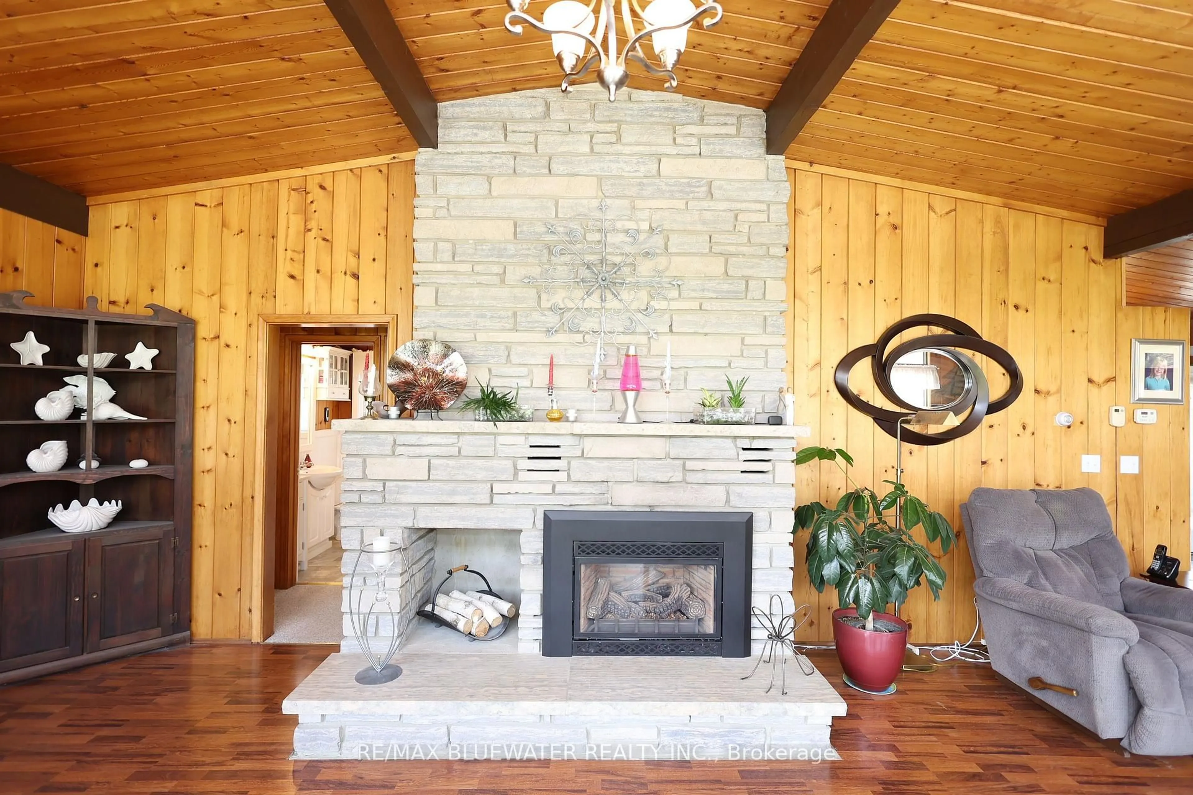 Indoor foyer for 10112 Edmonds Blvd, Lambton Shores Ontario N0M 1T0