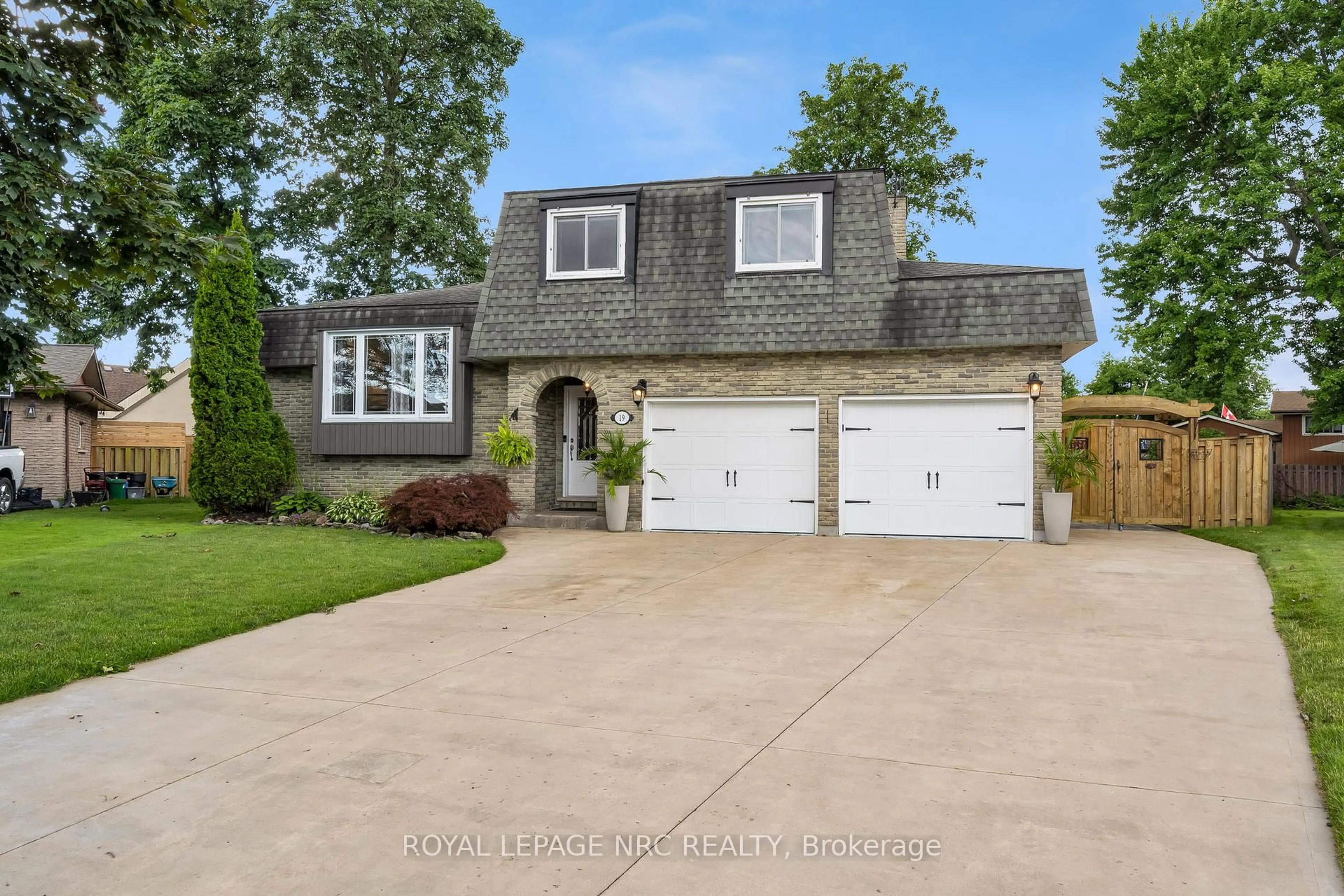 Home with brick exterior material, street for 19 LITTLE JOHN Crt, Welland Ontario L3C 5X3