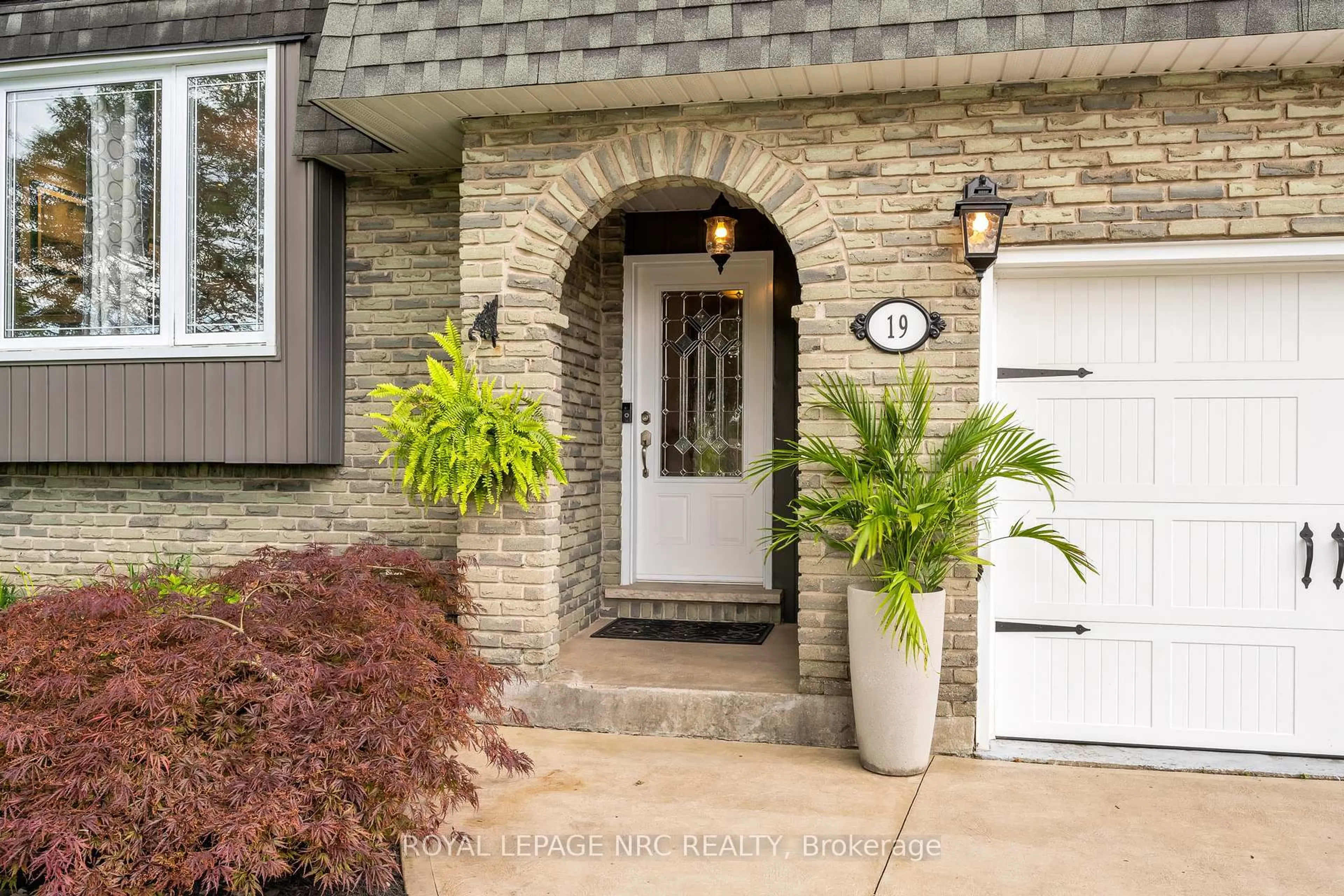 Indoor entryway for 19 LITTLE JOHN Crt, Welland Ontario L3C 5X3