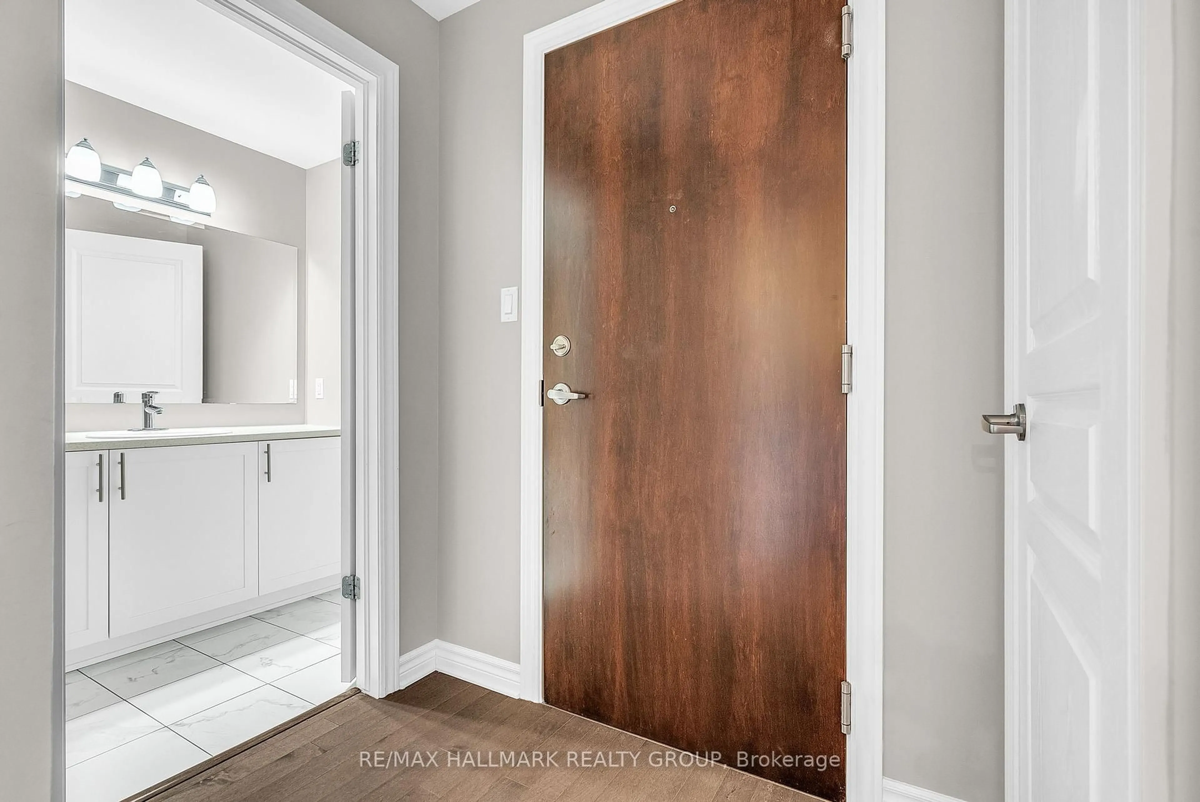Indoor entryway for 705 Beauparc Private #403, Ottawa Ontario K1J 0B6