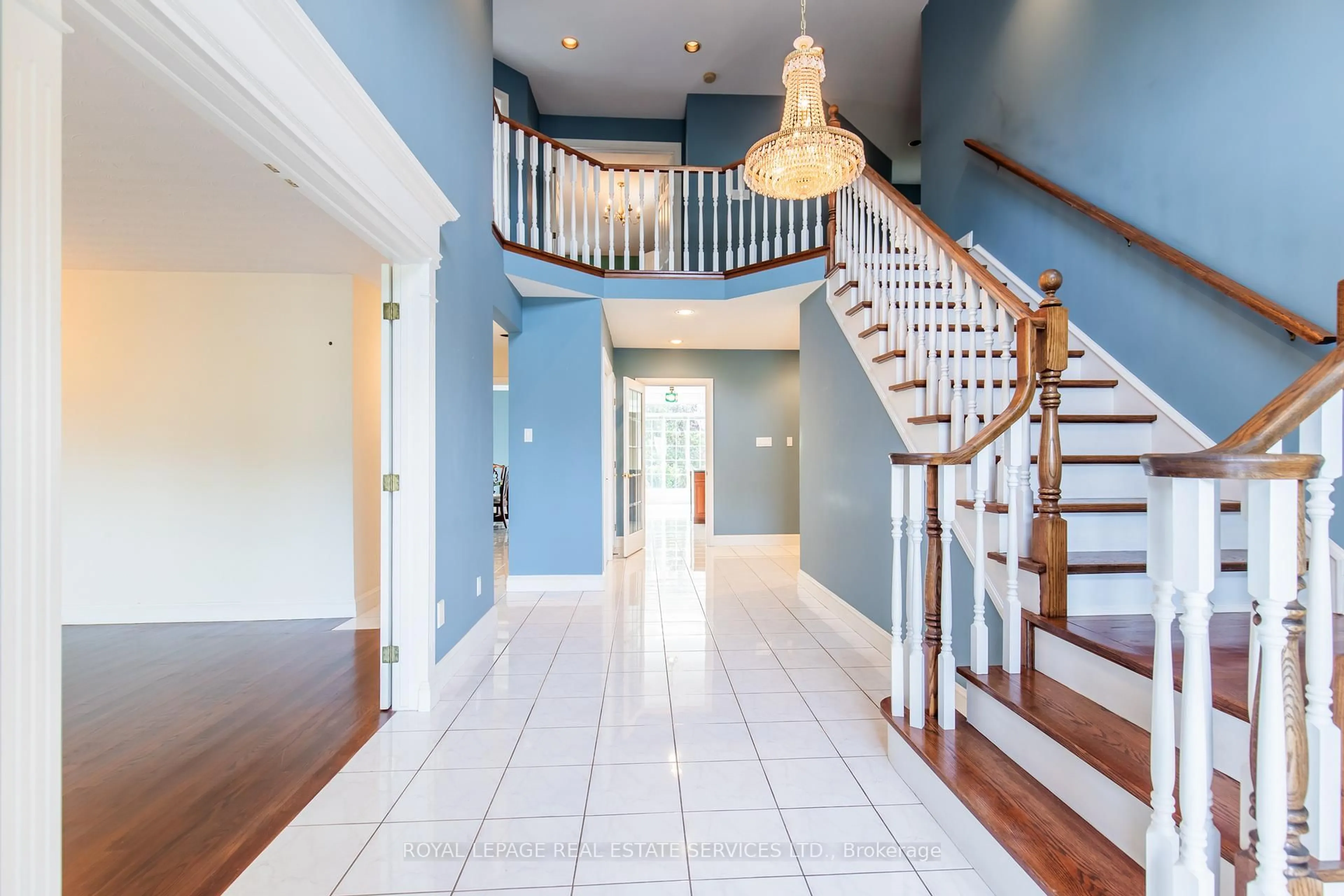 Indoor entryway for 57 Orr Cres, Hamilton Ontario L8G 5C5