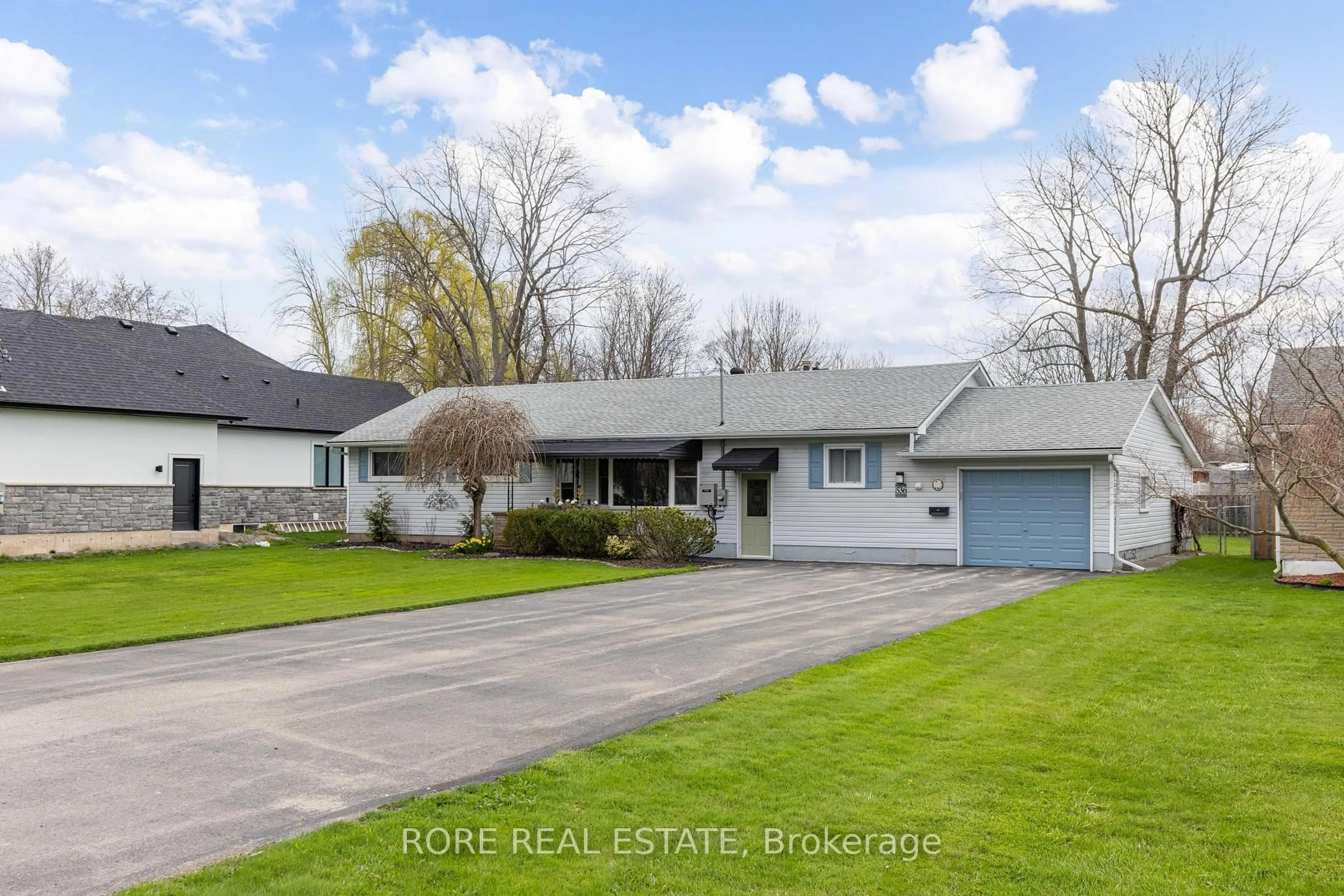 A pic from outside/outdoor area/front of a property/back of a property/a pic from drone, street for 536 Crescent Rd, Fort Erie Ontario L2A 4P8