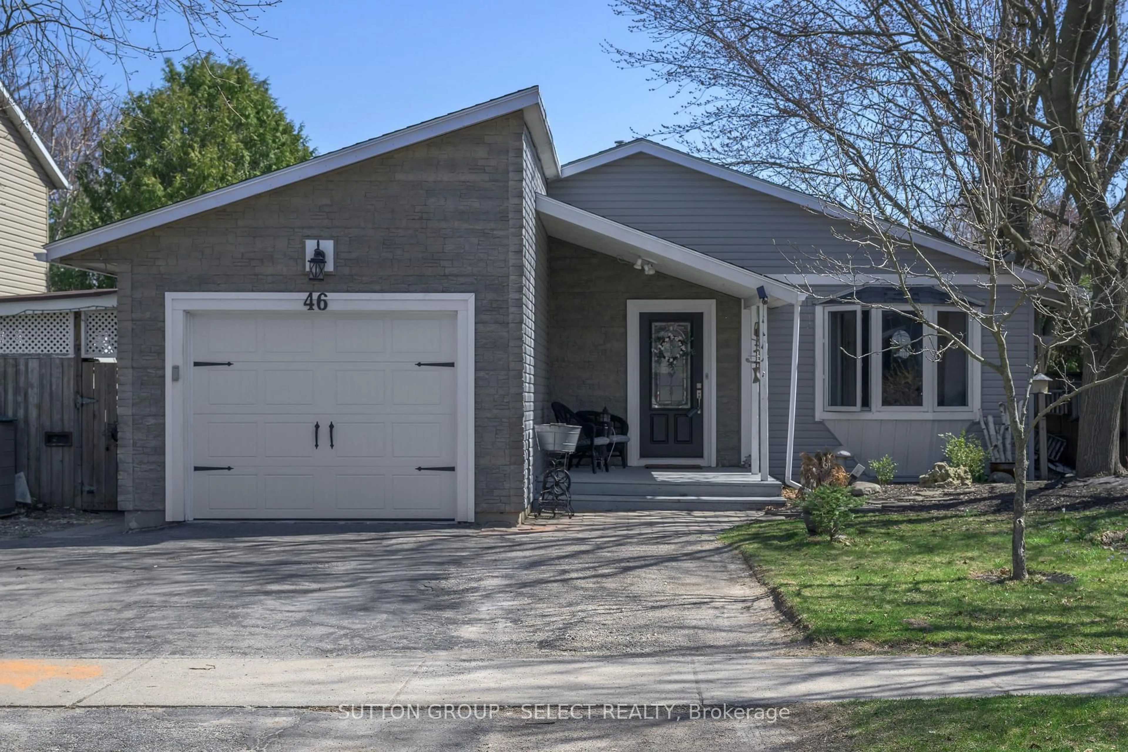 Home with vinyl exterior material, street for 46 MONMORE Rd, London North Ontario N6G 2W6