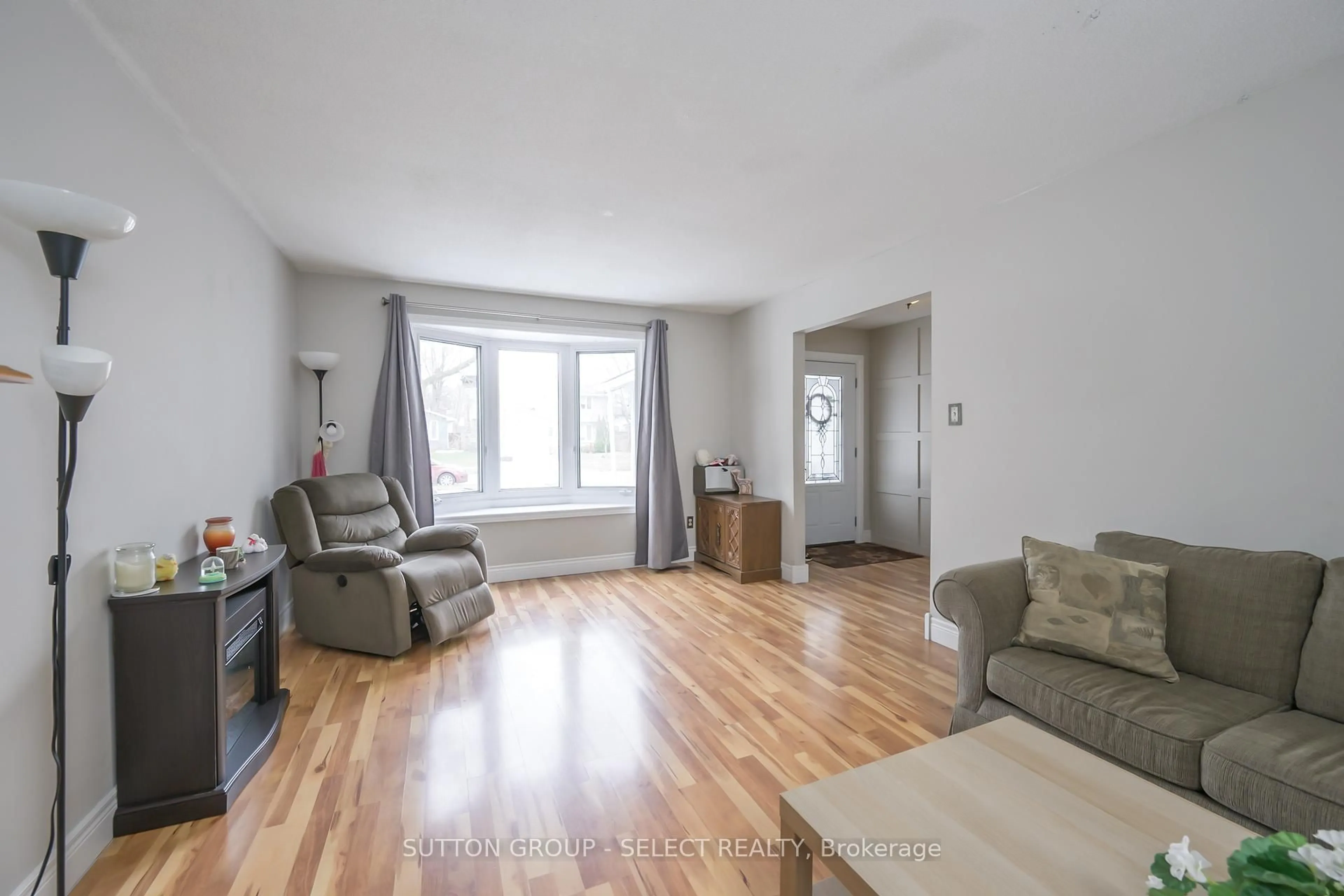 Living room with furniture, unknown for 46 MONMORE Rd, London North Ontario N6G 2W6
