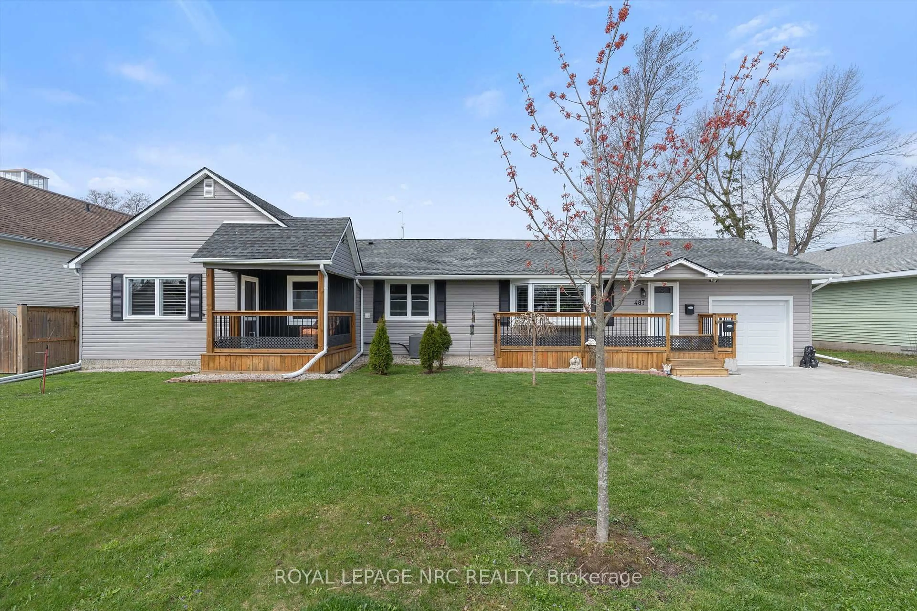 Home with vinyl exterior material, street for 487 Scott Ave, Fort Erie Ontario L2A 5E8