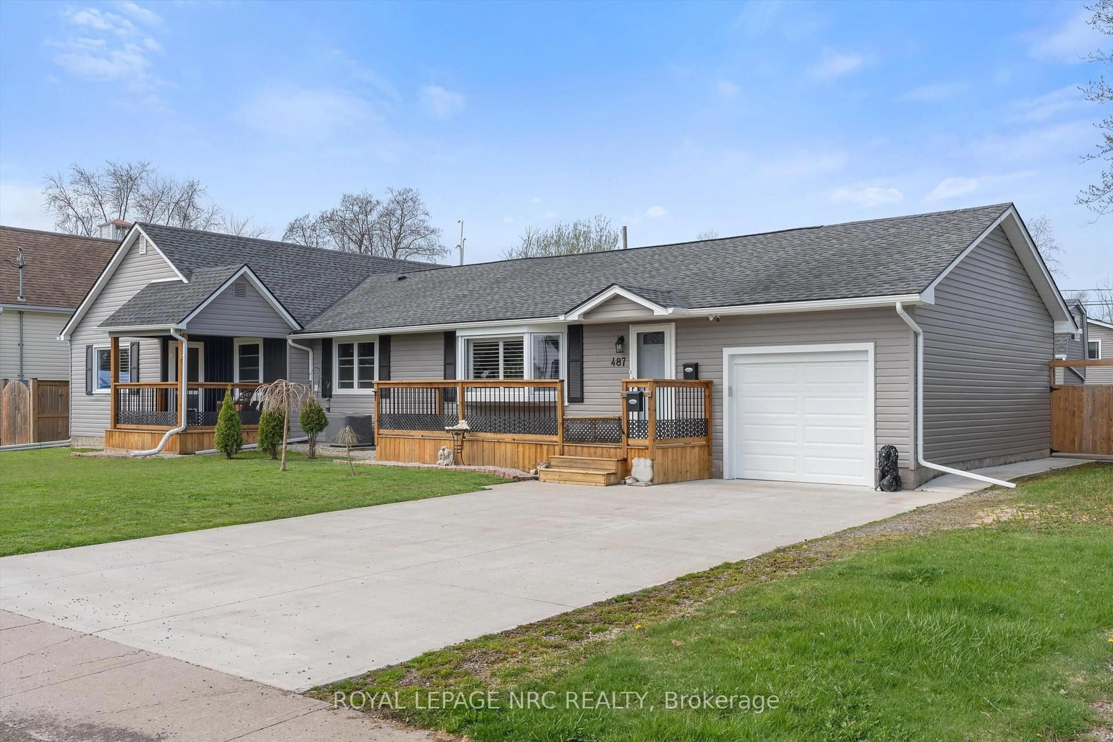 Home with vinyl exterior material, street for 487 Scott Ave, Fort Erie Ontario L2A 5E8