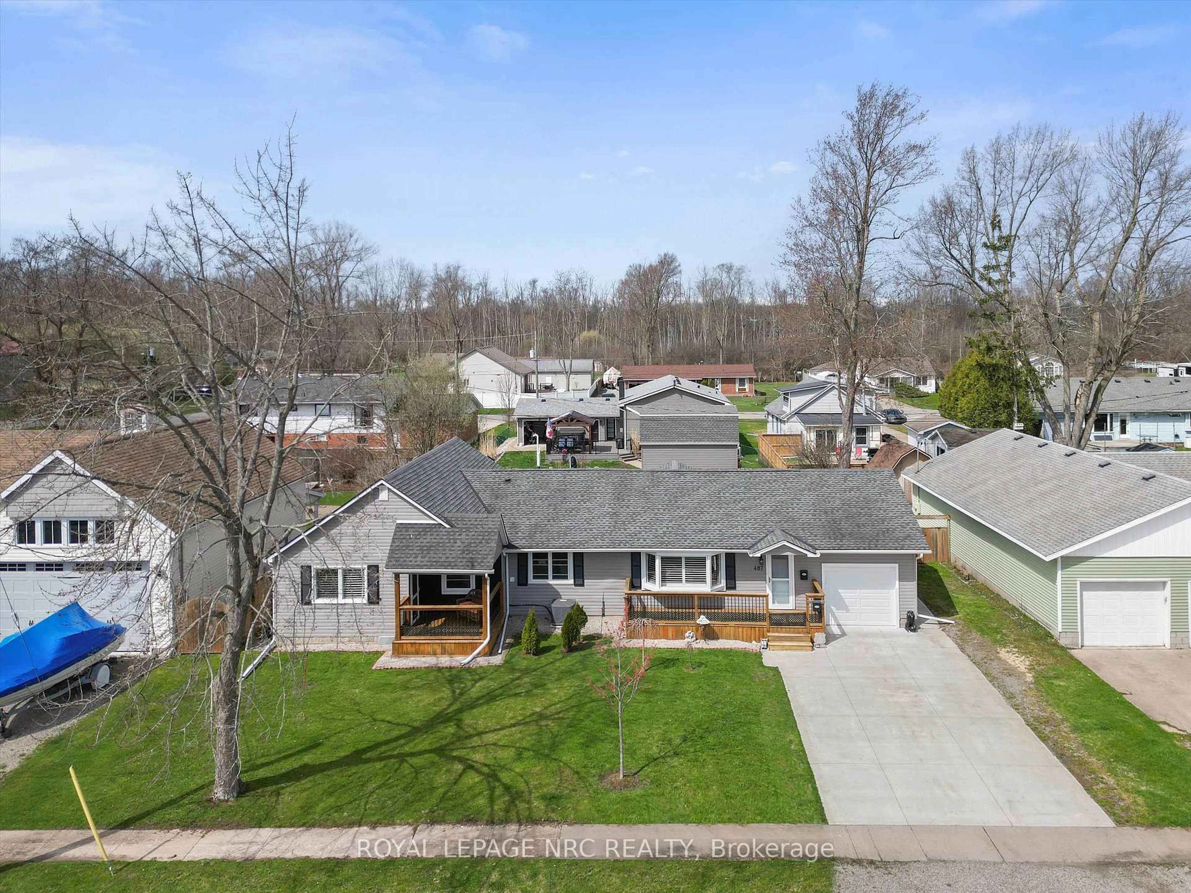 A pic from outside/outdoor area/front of a property/back of a property/a pic from drone, street for 487 Scott Ave, Fort Erie Ontario L2A 5E8