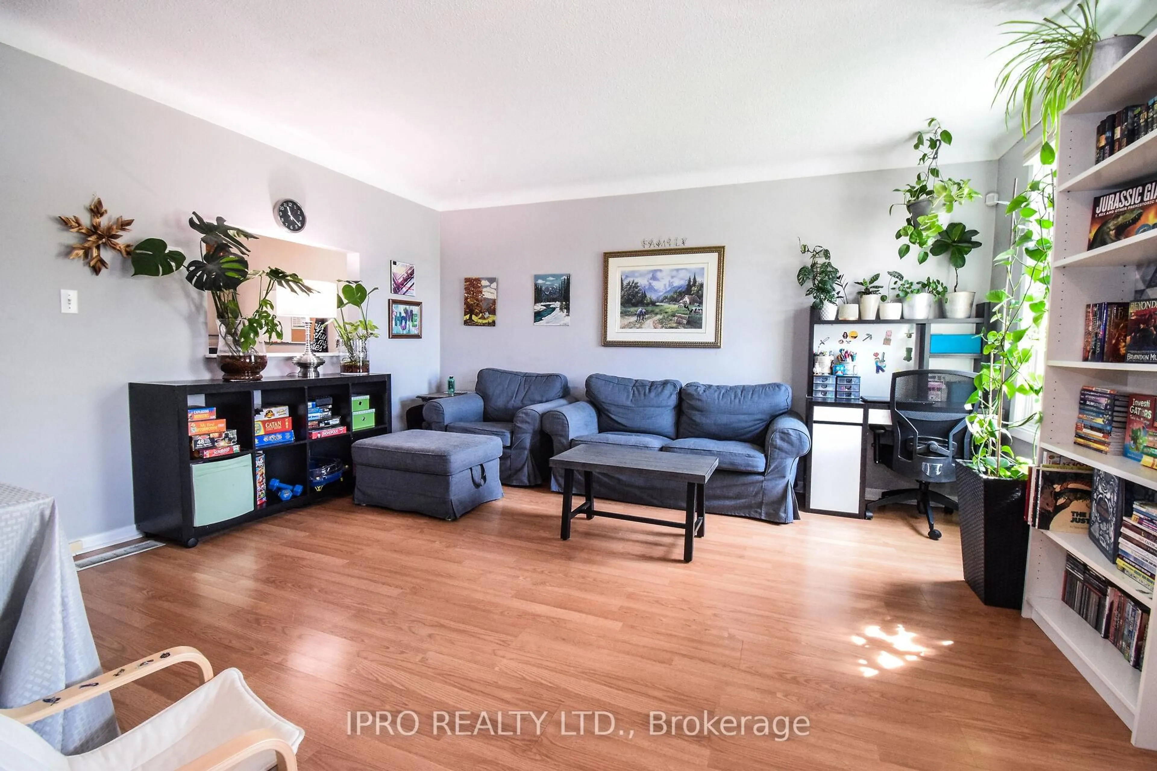 Living room with furniture, wood/laminate floor for 45 Brackencrest Rd, St. Catharines Ontario L2P 3K7