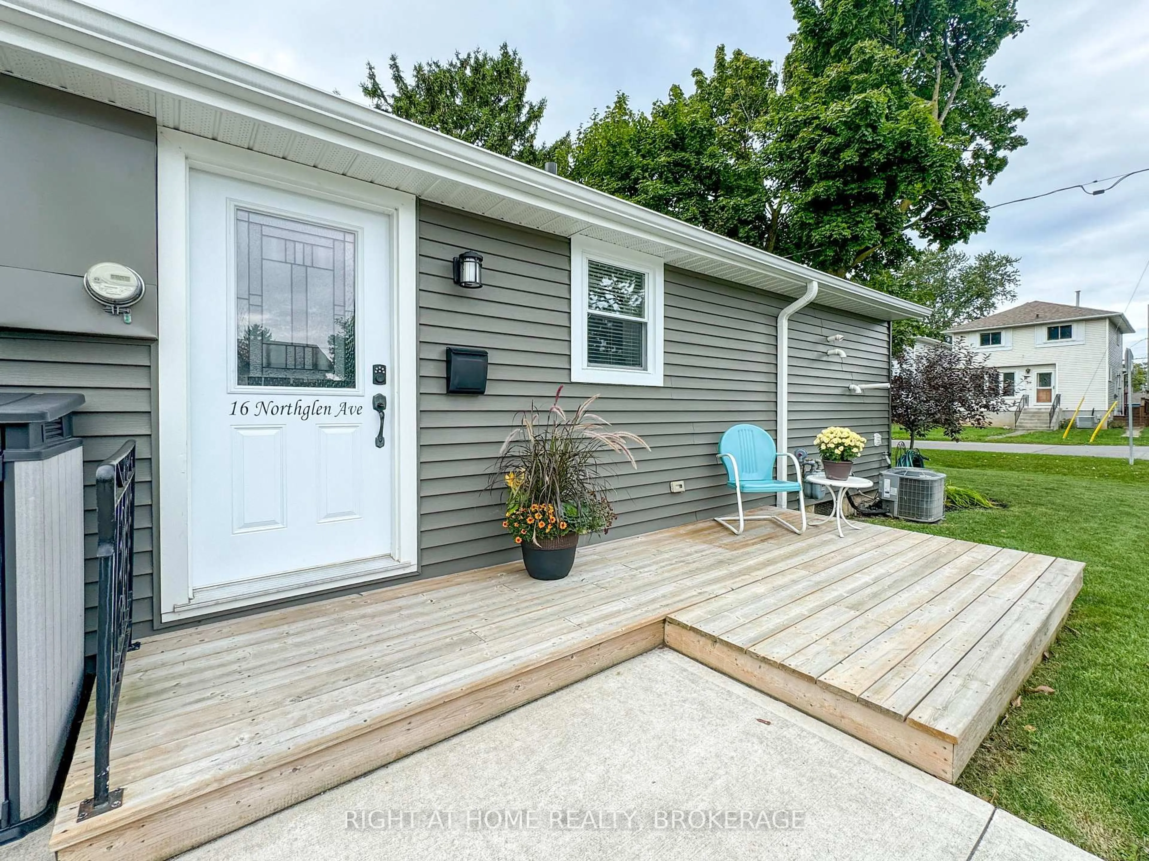 Home with vinyl exterior material, water/lake/river/ocean view for 16 NORTHGLEN Ave, St. Catharines Ontario L2M 1B2