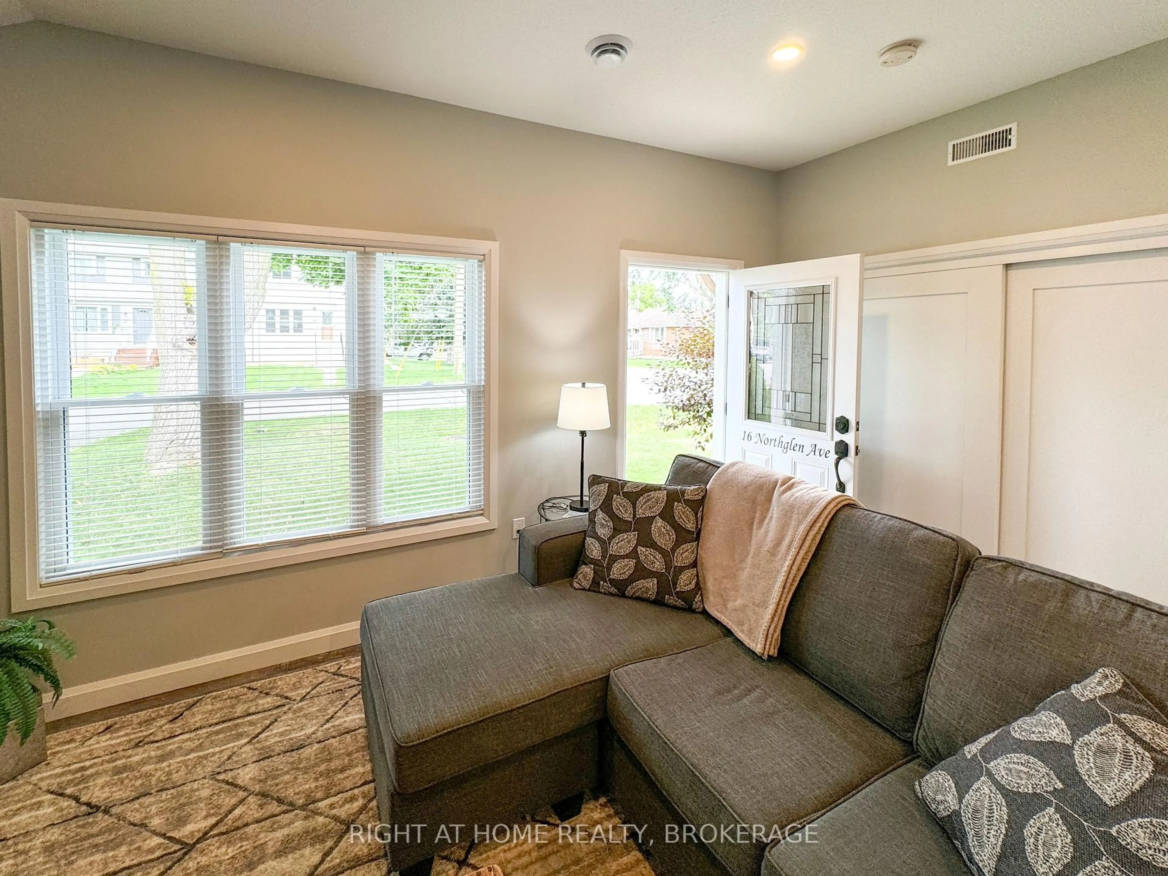 Living room with furniture, unknown for 16 NORTHGLEN Ave, St. Catharines Ontario L2M 1B2