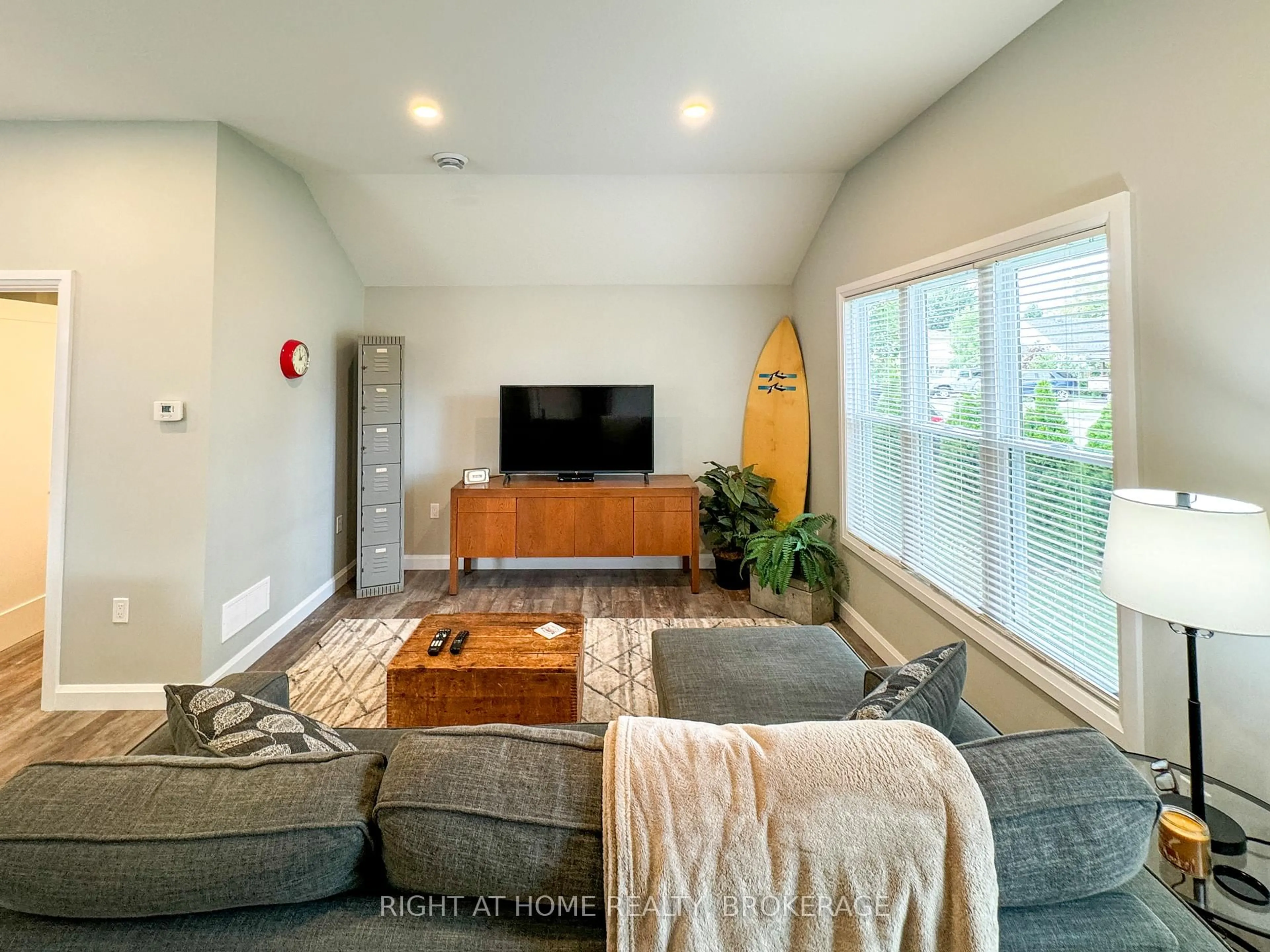 Living room with furniture, unknown for 16 NORTHGLEN Ave, St. Catharines Ontario L2M 1B2