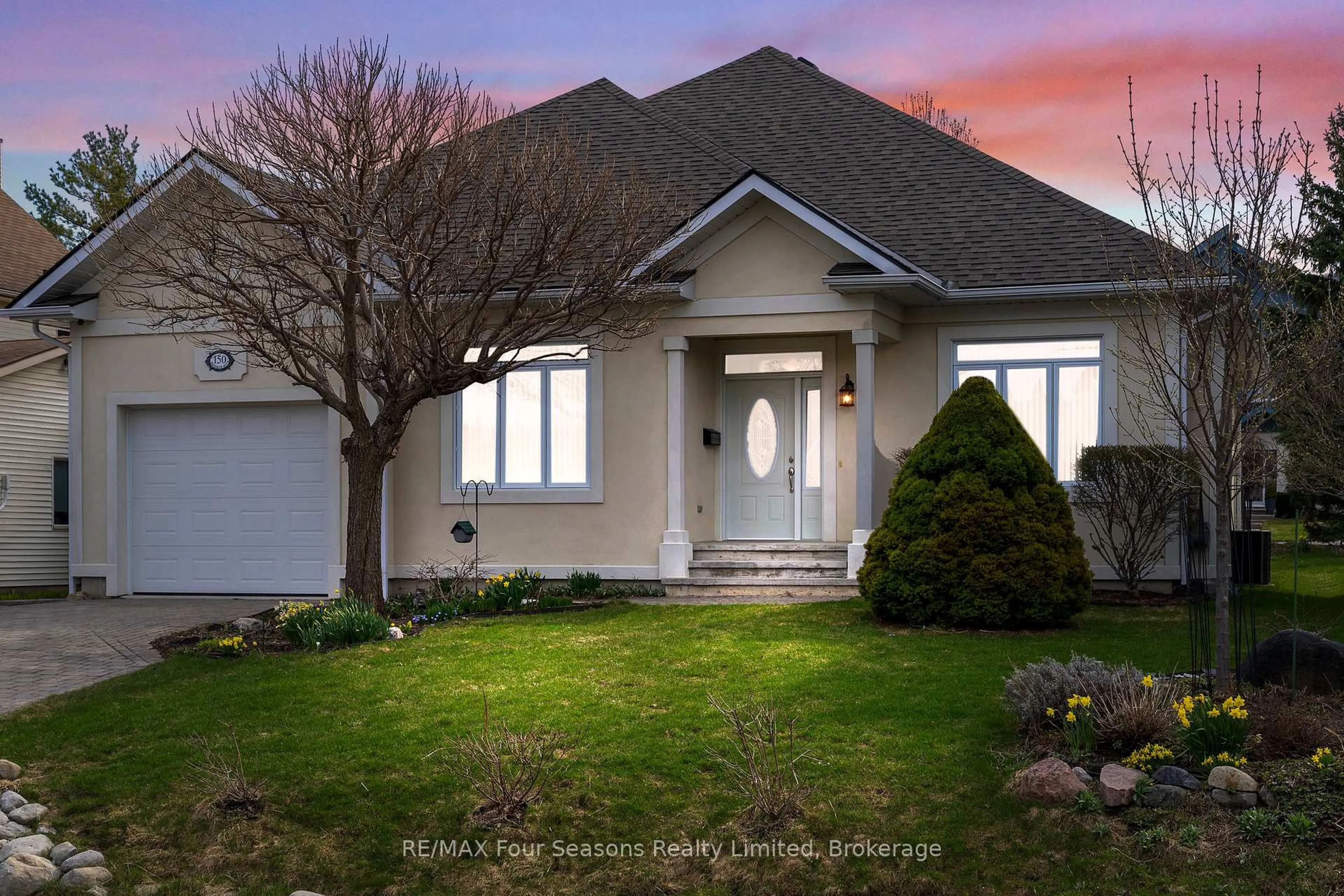 Home with vinyl exterior material, street for 150 Brooker Blvd, Blue Mountains Ontario L9Y 0M2