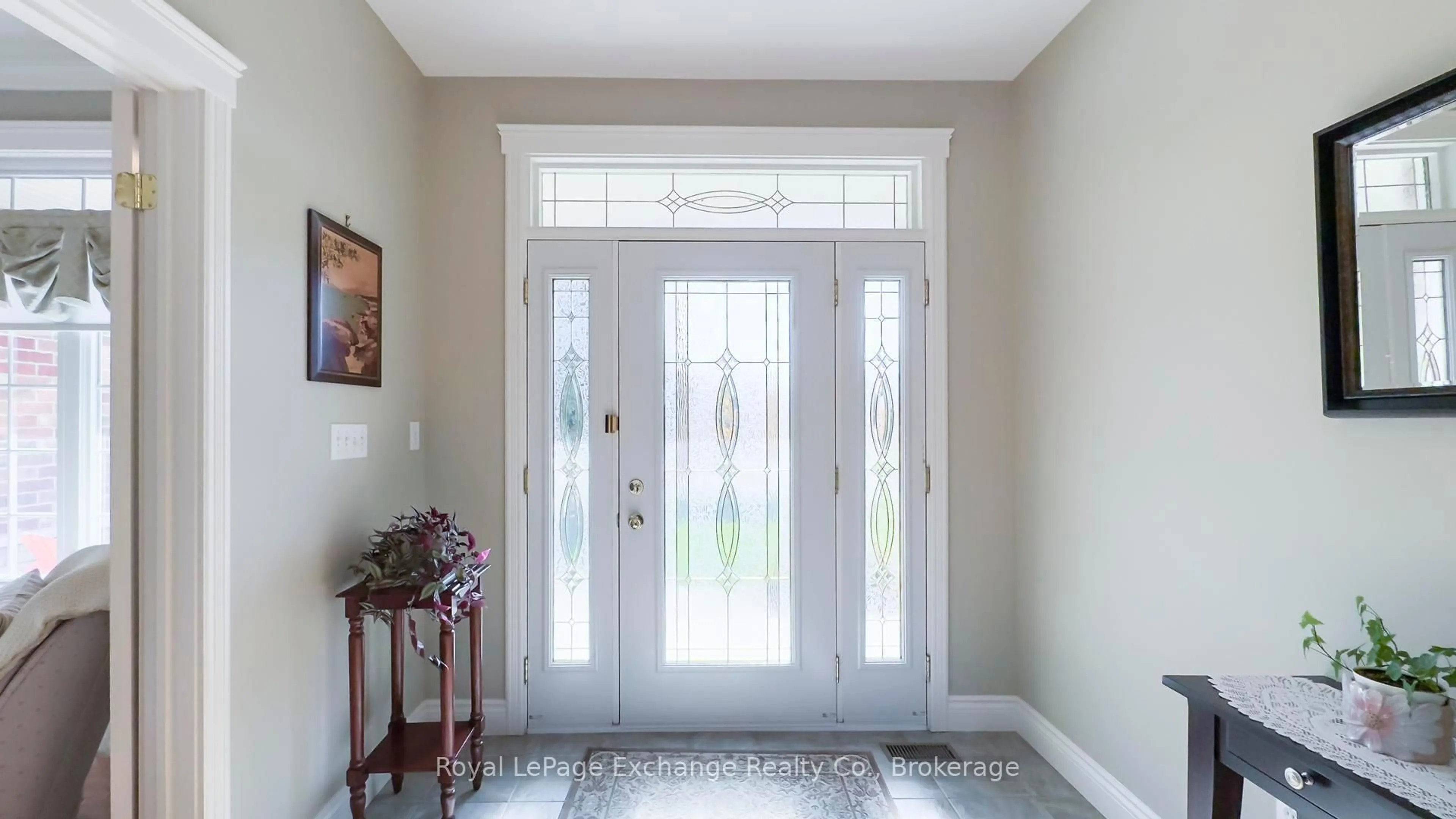 Indoor entryway for 38 Snobelen Tr, Huron-Kinloss Ontario N2Z 0C4